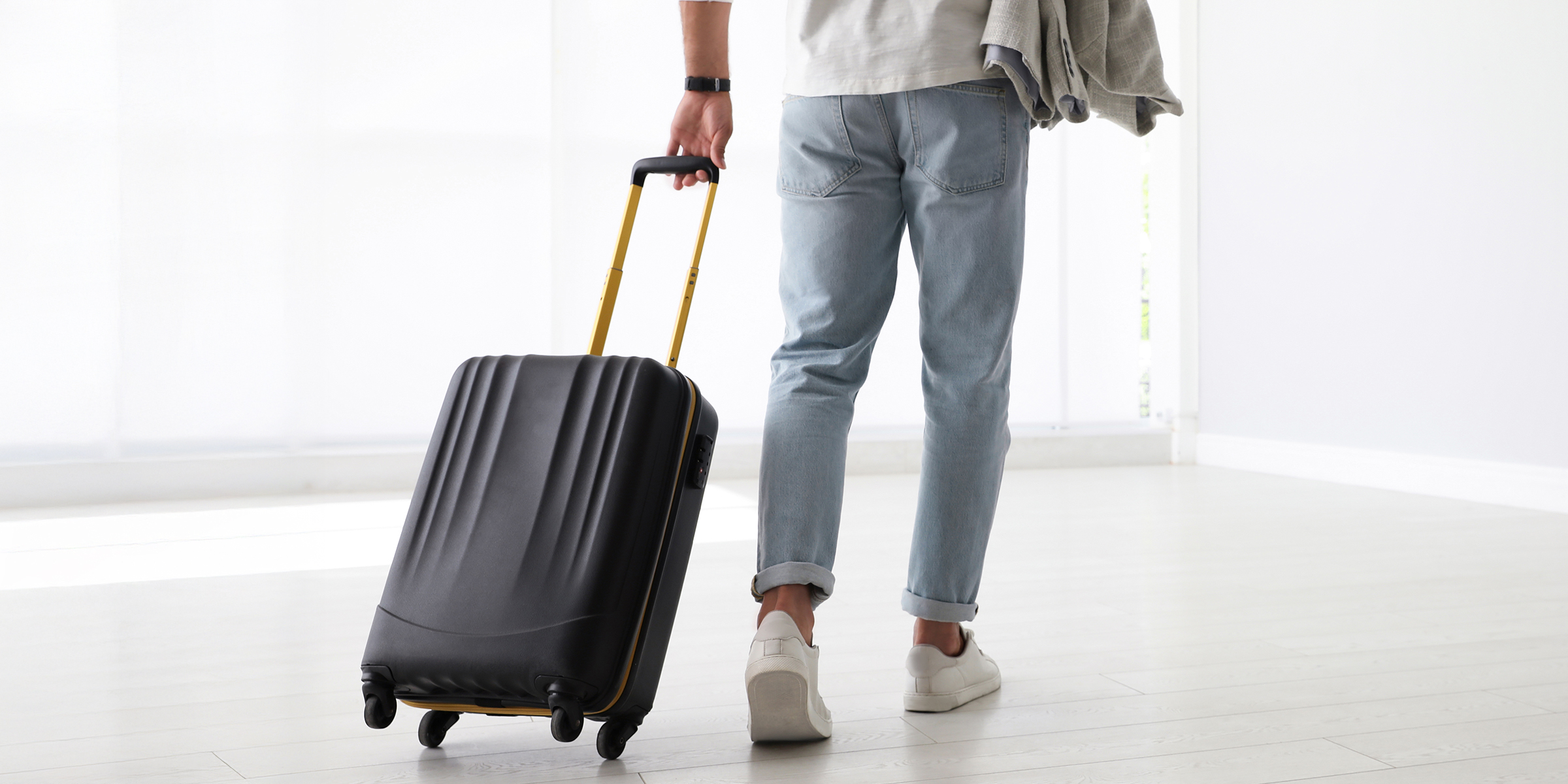 Un homme qui s'éloigne | Source : Shutterstock