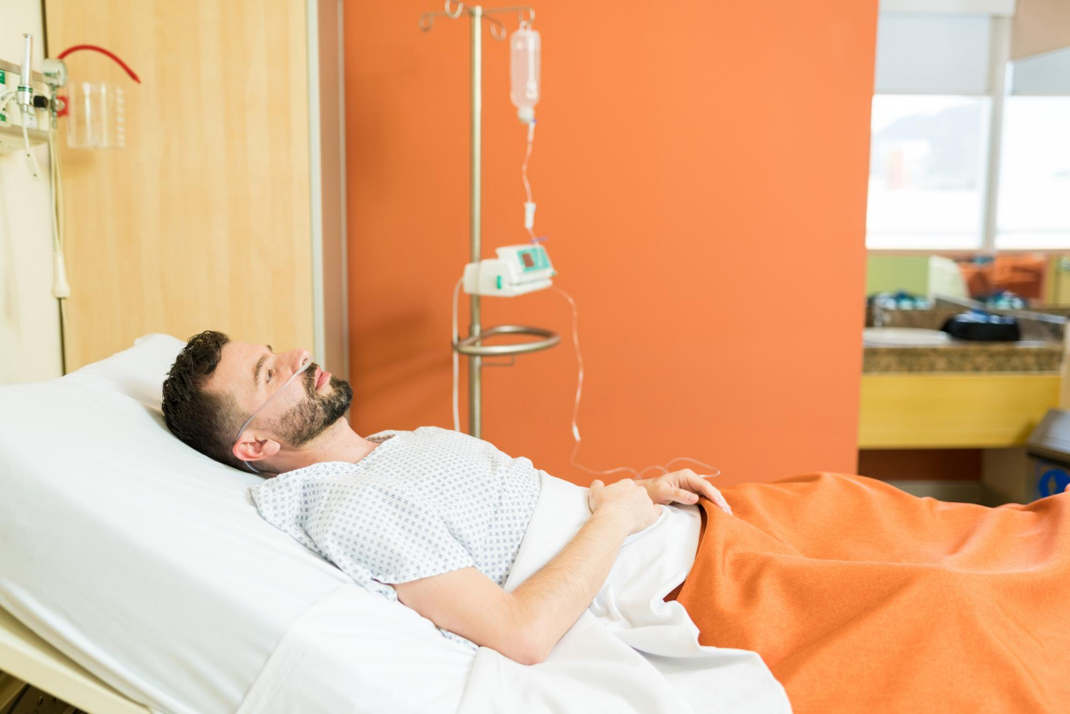 Un homme malade allongé dans la salle d'hôpital | Source : Freepik