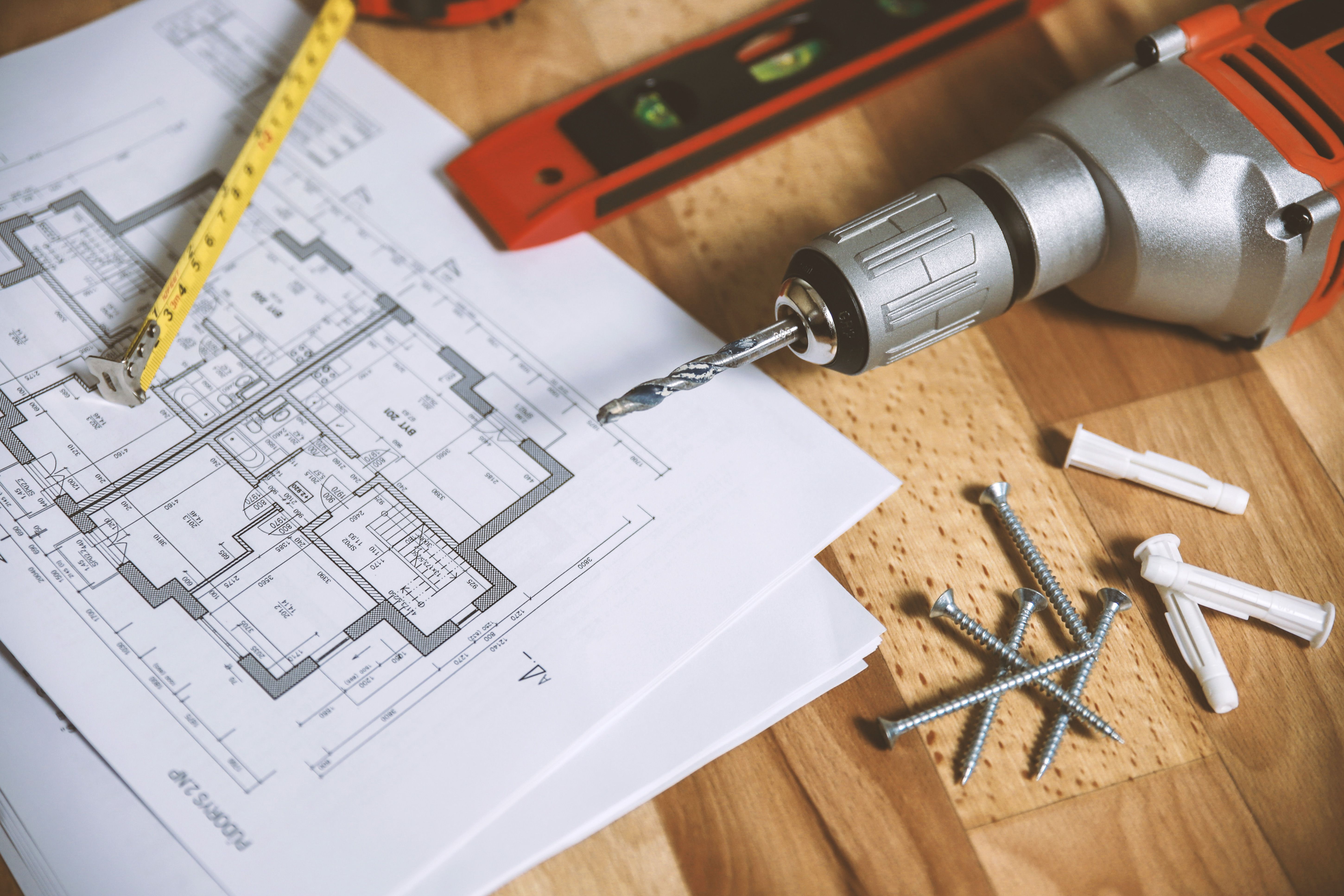 Des plans de construction et des outils | Source : Pexels