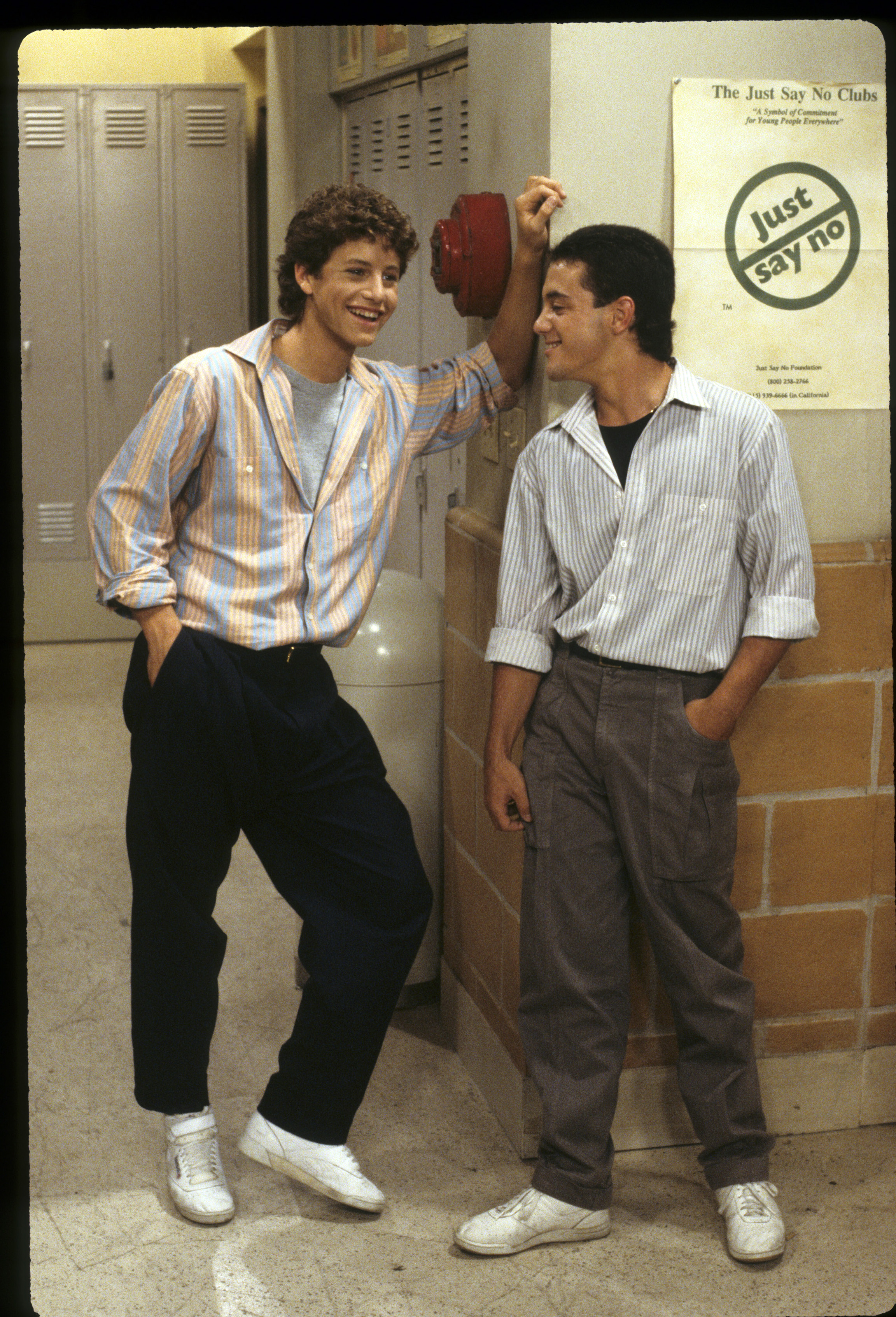 L'acteur sur le plateau avec un coacteur le 21 octobre 1986 | Source : Getty Images