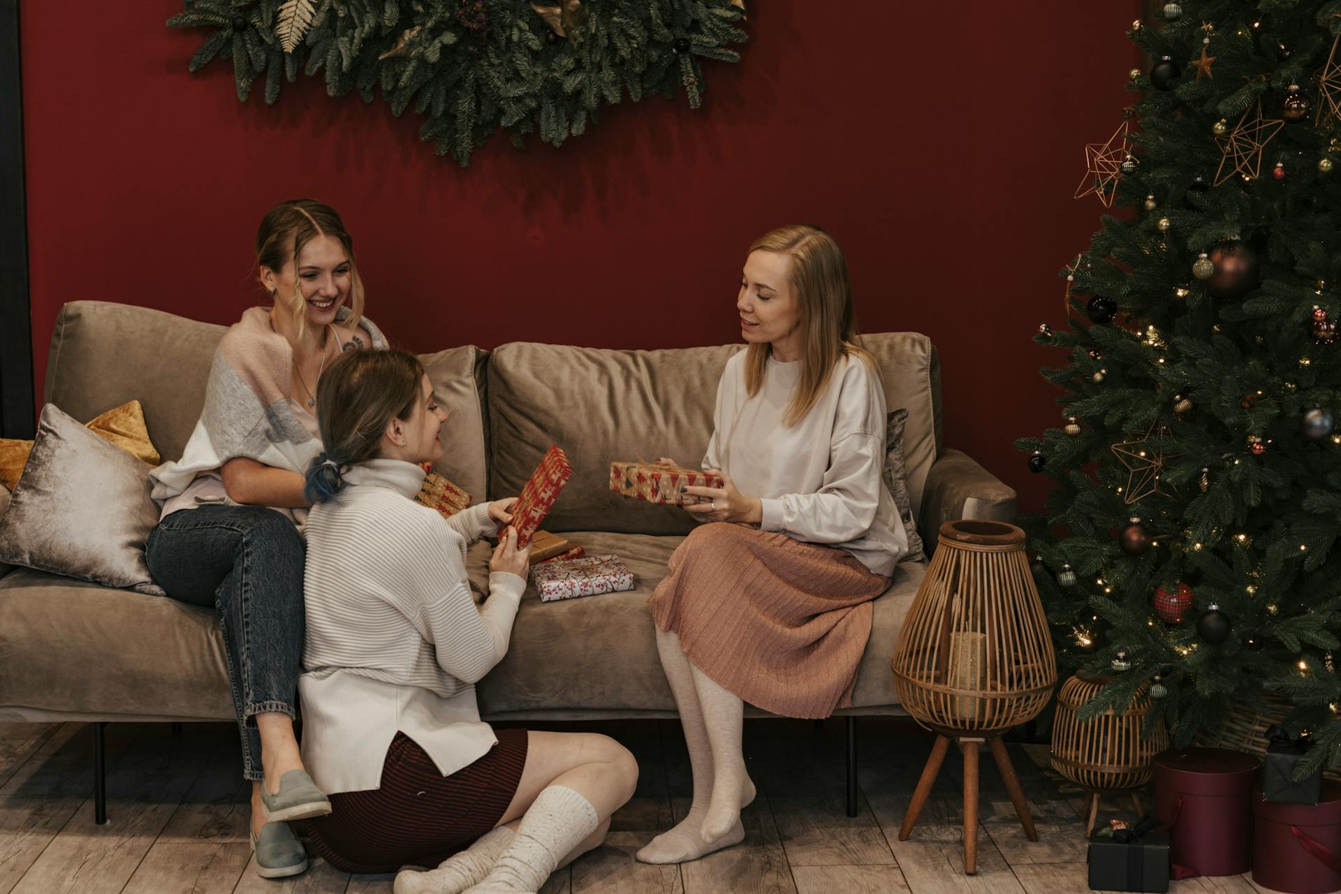 Des femmes échangent des cadeaux de Noël | Source : Pexels