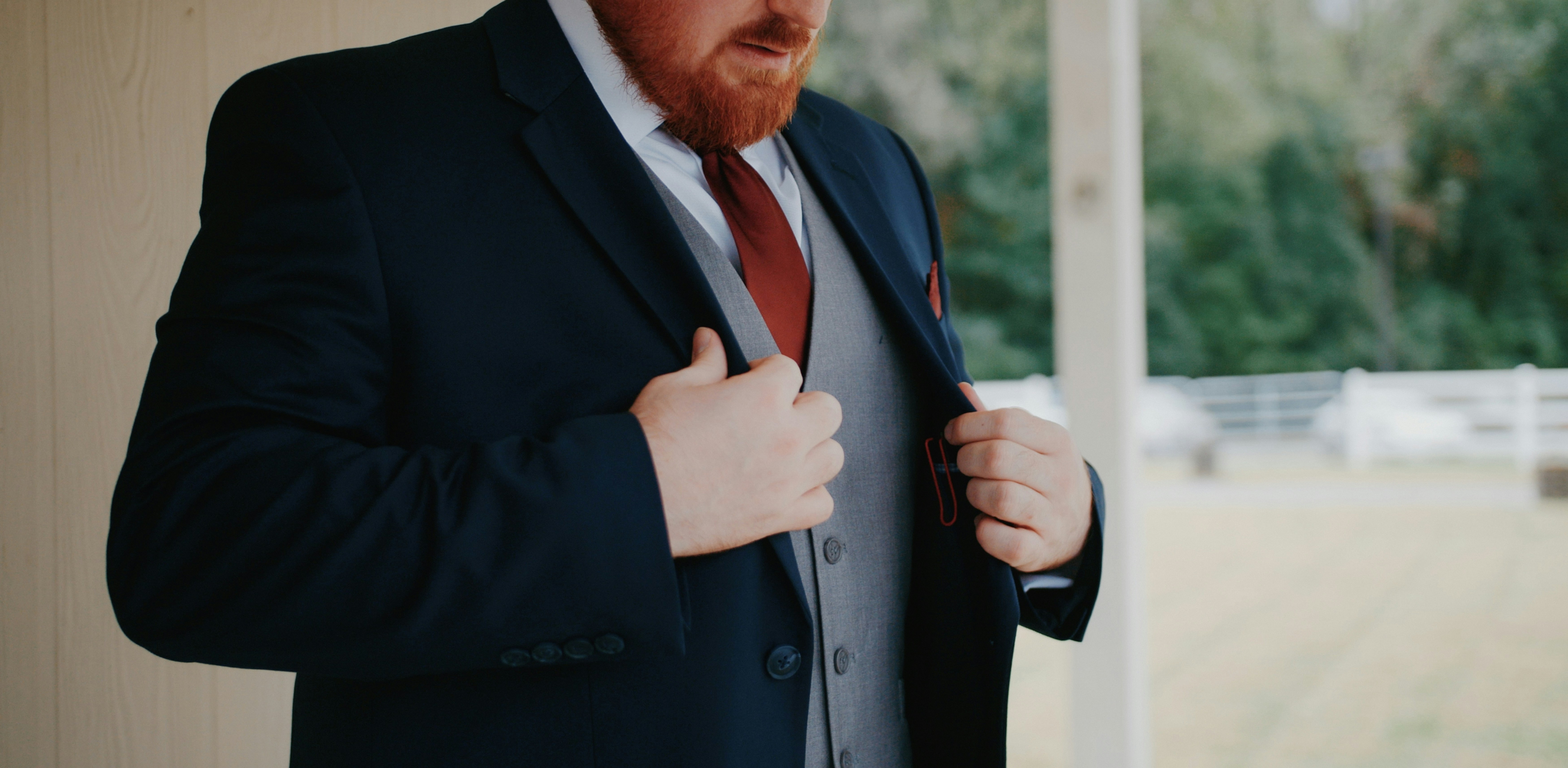 Un homme en costume | Source : Unsplash
