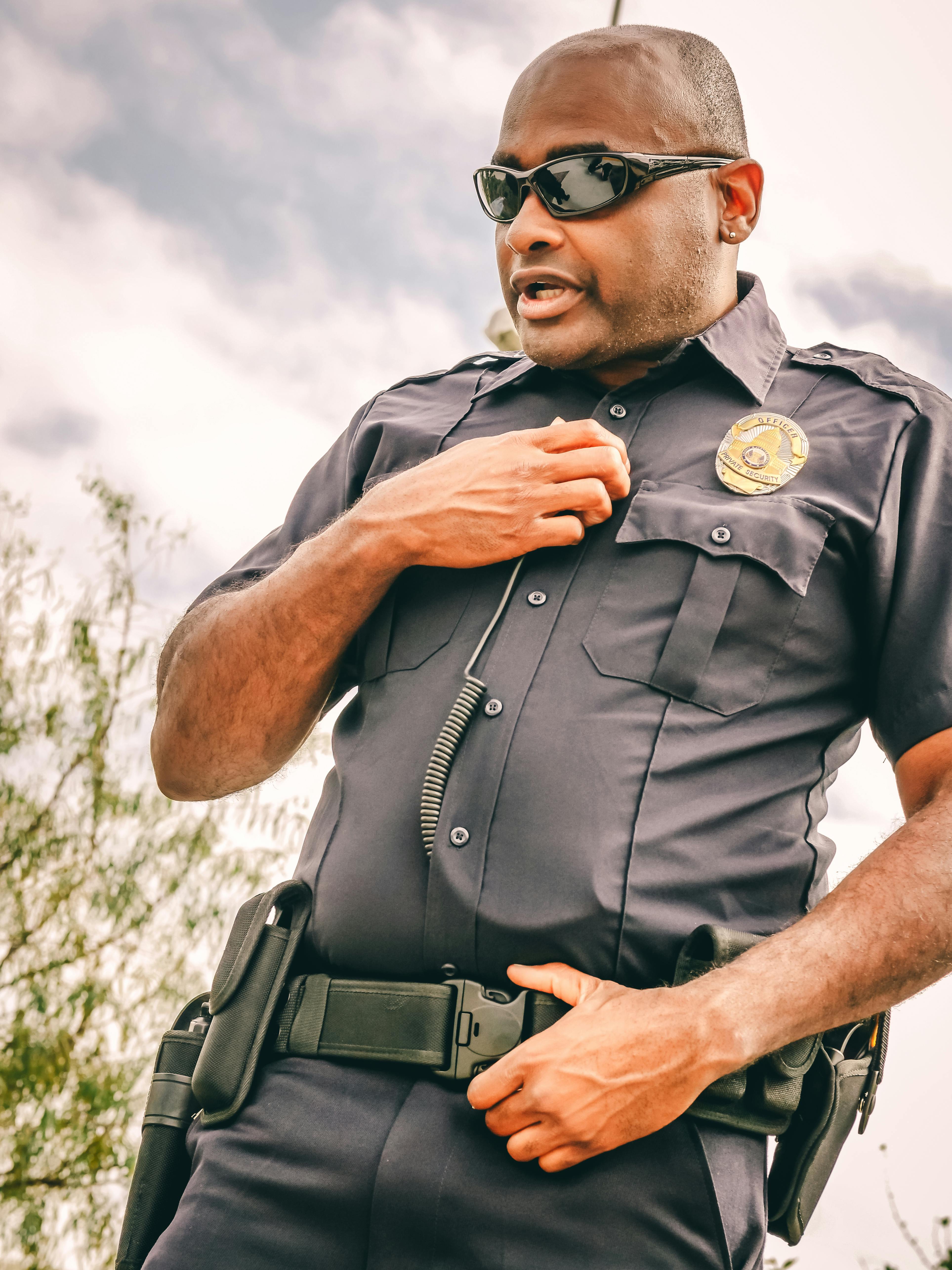 Un policier parle dans son talkie-walkie | Source : Pexels