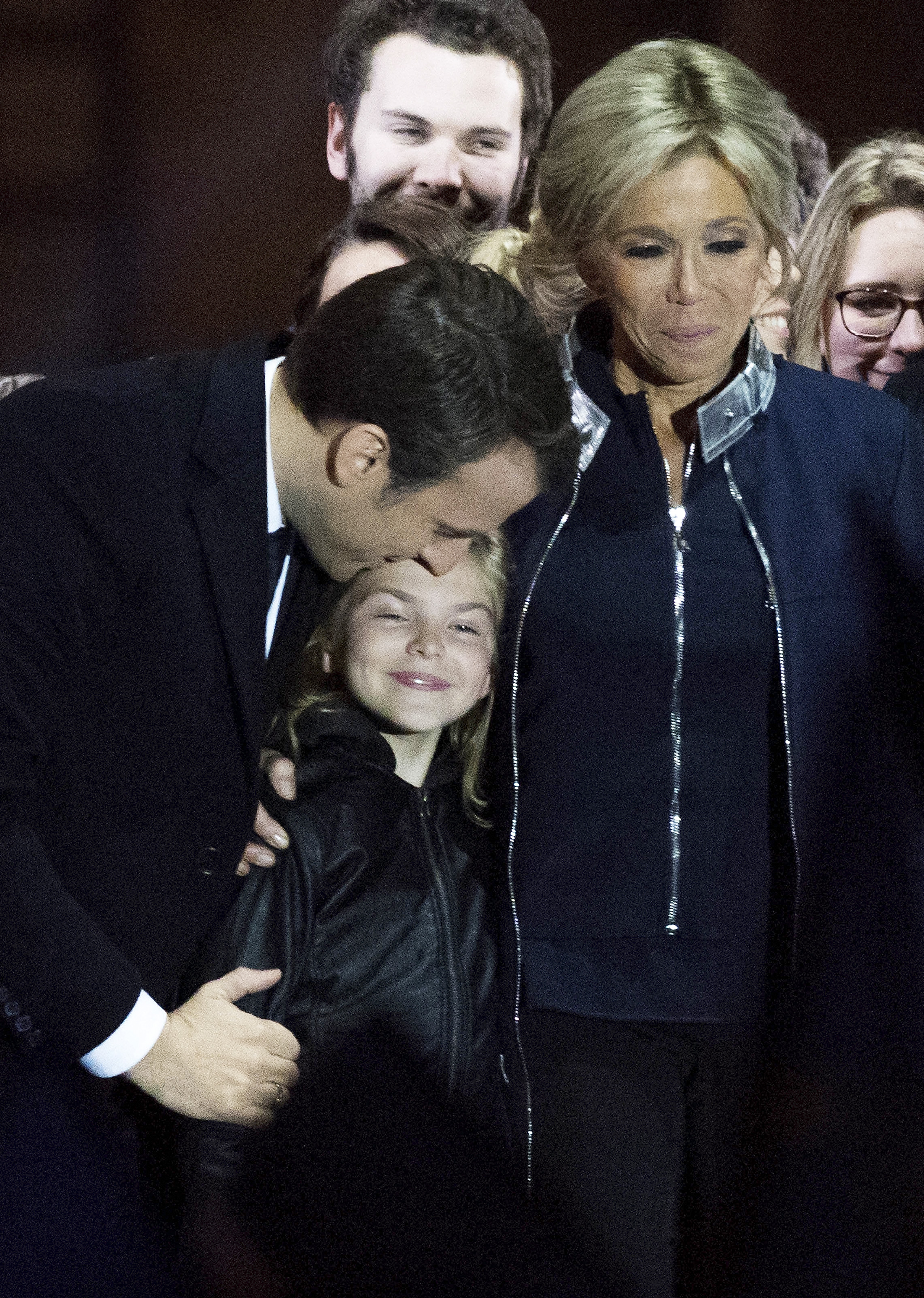 En 2017, les vies personnelle et politique des Macron se sont télescopées sur la scène nationale. Après avoir passé des années à tenir leur relation largement à l'écart des projecteurs, elle est devenue un sujet central lorsqu'Emmanuel a lancé sa campagne présidentielle. La nature non conventionnelle de leur union, qui a longtemps fait l'objet de commentaires publics, a pris un nouveau poids symbolique pendant sa course au pouvoir.