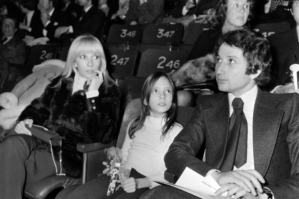 Michel Drucker, son épouse l'actrice Dany Saval (à gauche) et sa fille Stéphanie Jarre, assistent le 23 novembre 1973 au spectacle du Cirque de Moscou à Paris. | Photo : Getty Images