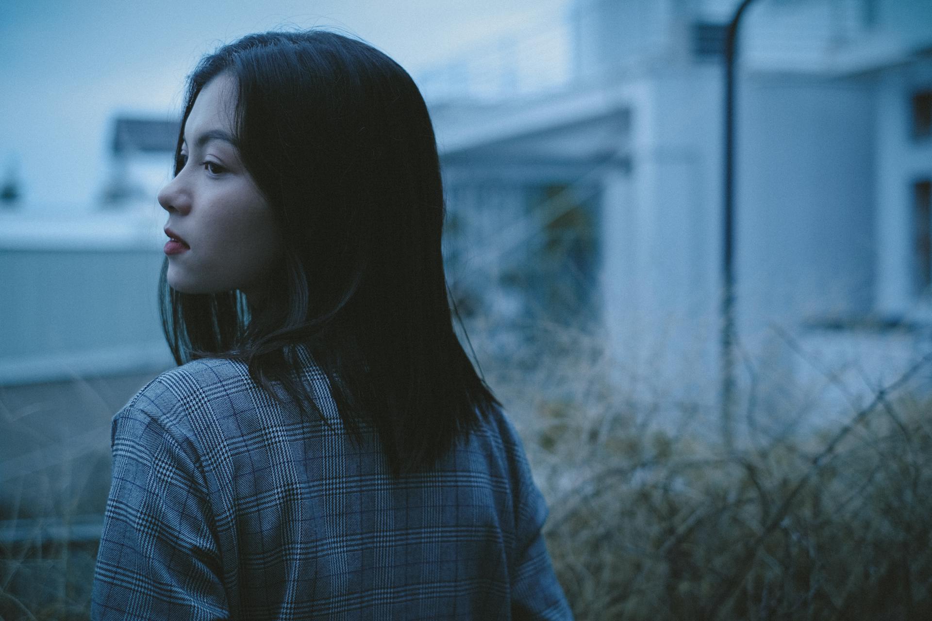 Adolescente en train de réfléchir | Source : Pexels