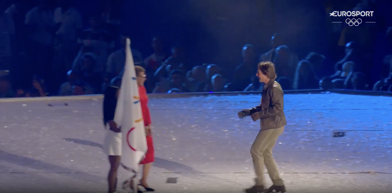 Tom Cruise arrivant sur la scène principale pour prendre le drapeau des mains de Simone Biles et Karen Bass, posté le 12 août 2024 | Source : YouTube/Eurosport