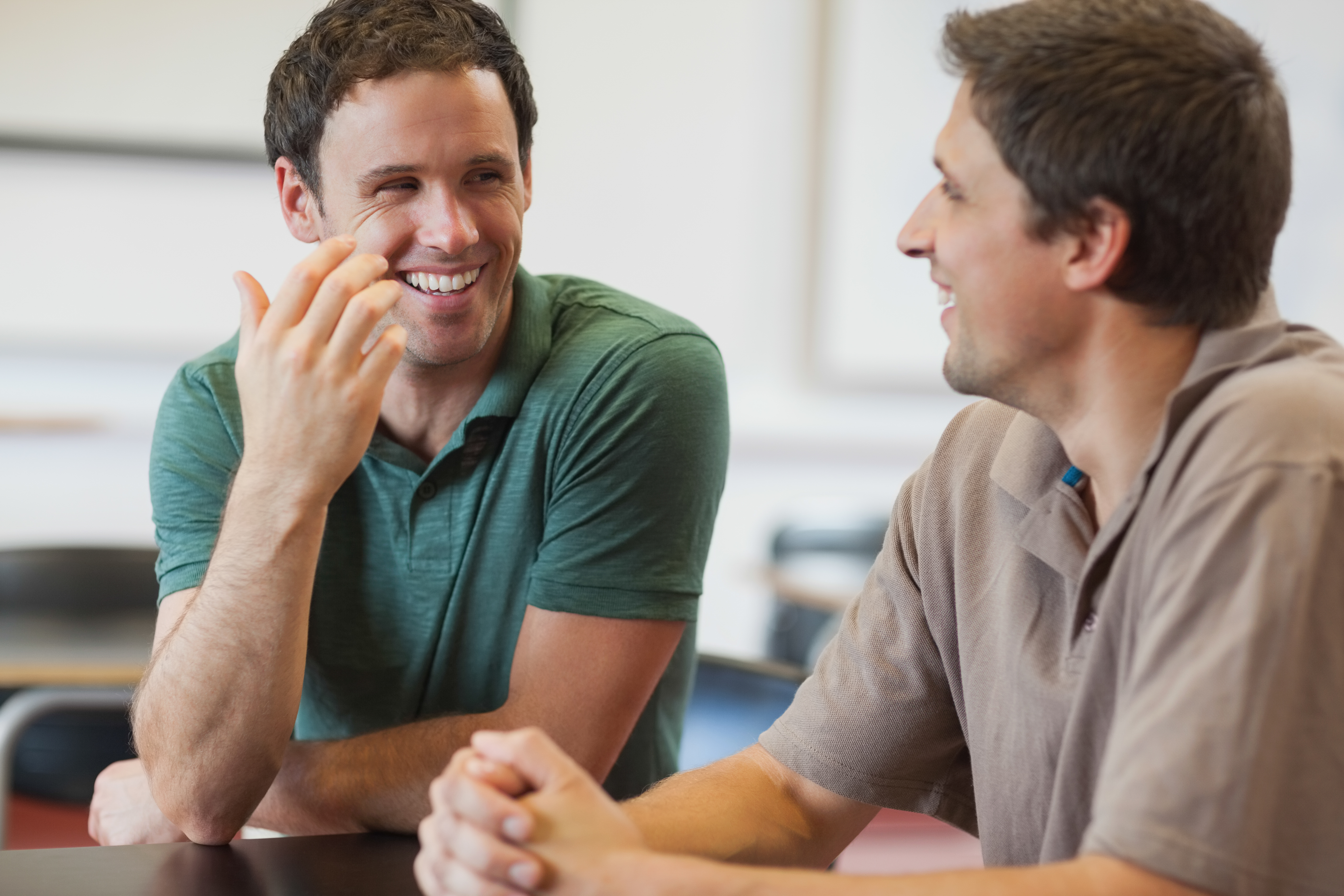 Deux hommes en train de parler | Source : Shutterstock