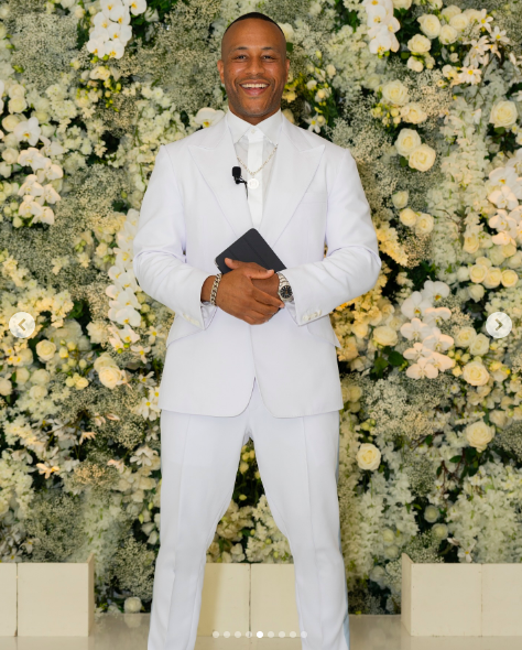 Le révérend Devon Franklin posant pour une photo le jour du mariage de LeToya Luckett et Taleo Coles, postée le 1er août 2024 | Source : Instagram/devonfranklin