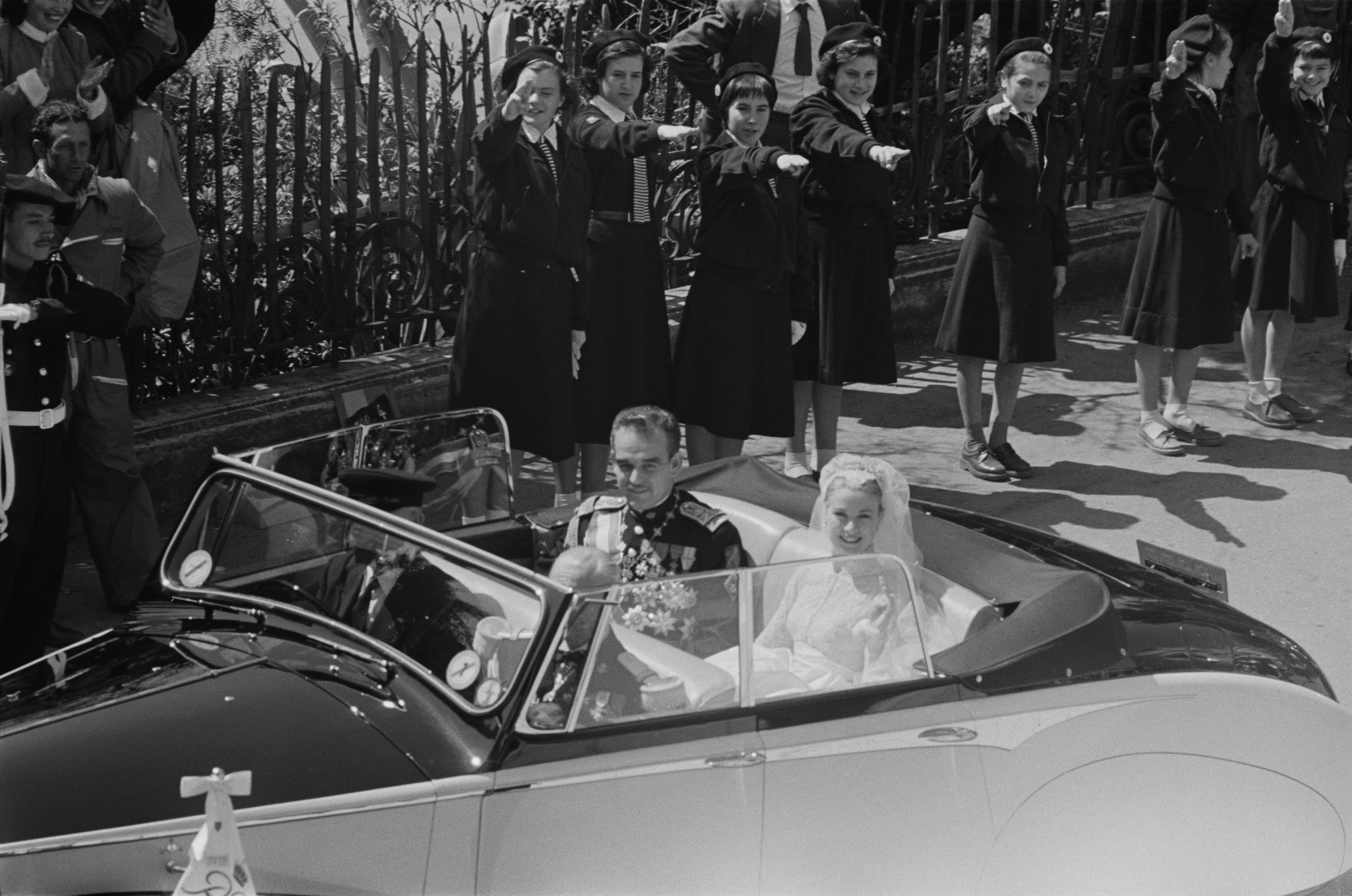 Grace Kelly et le prince Rainier III de Monaco conduits dans les rues de Monte-Carlo après leur mariage le 19 avril 1956 à Monaco. | Source : Getty Images