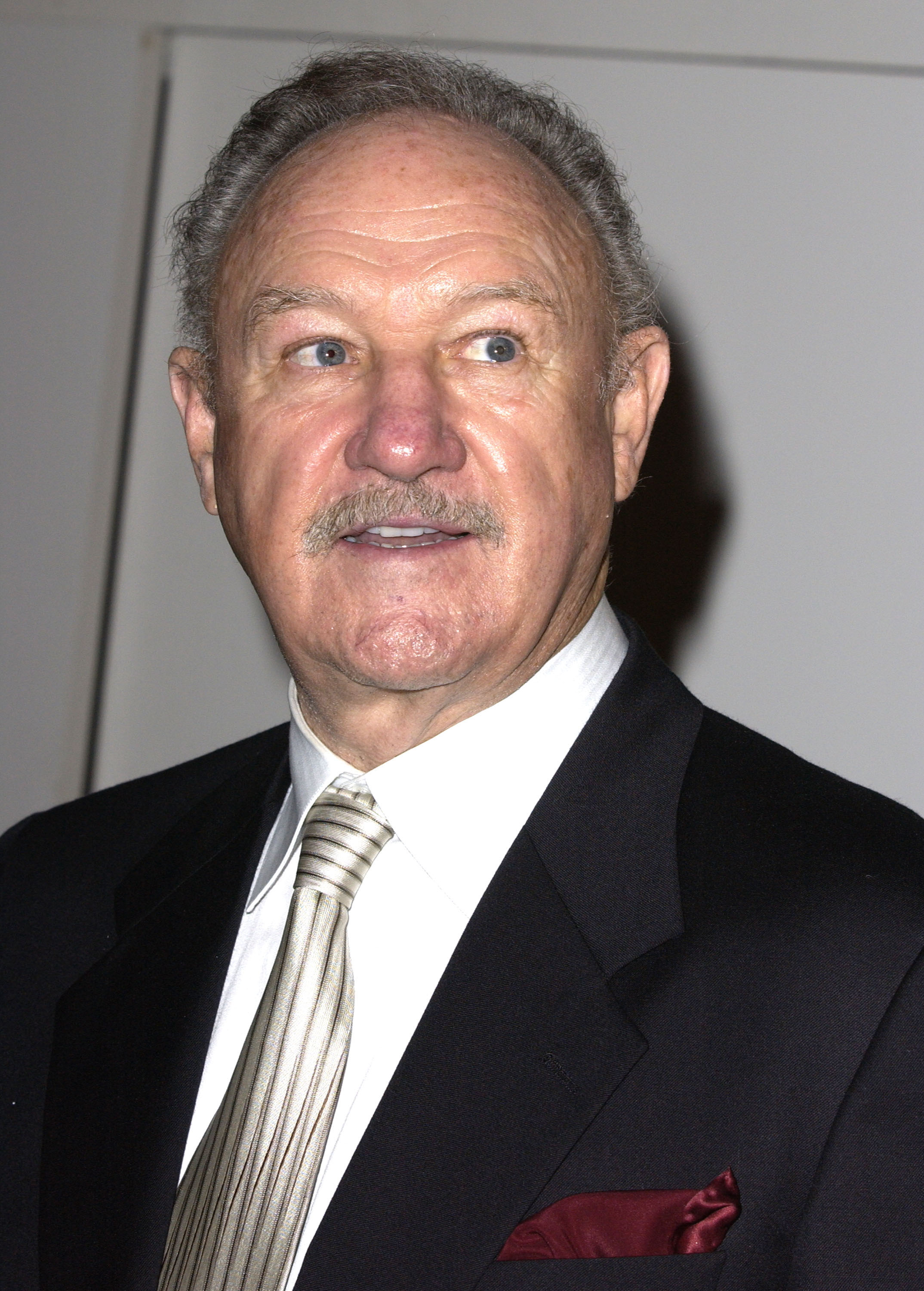 Gene Hackman dans la salle de presse lors de la 60e édition des Golden Globe Awards en 2003, à Beverly Hills, en Californie. | Source : Getty Images