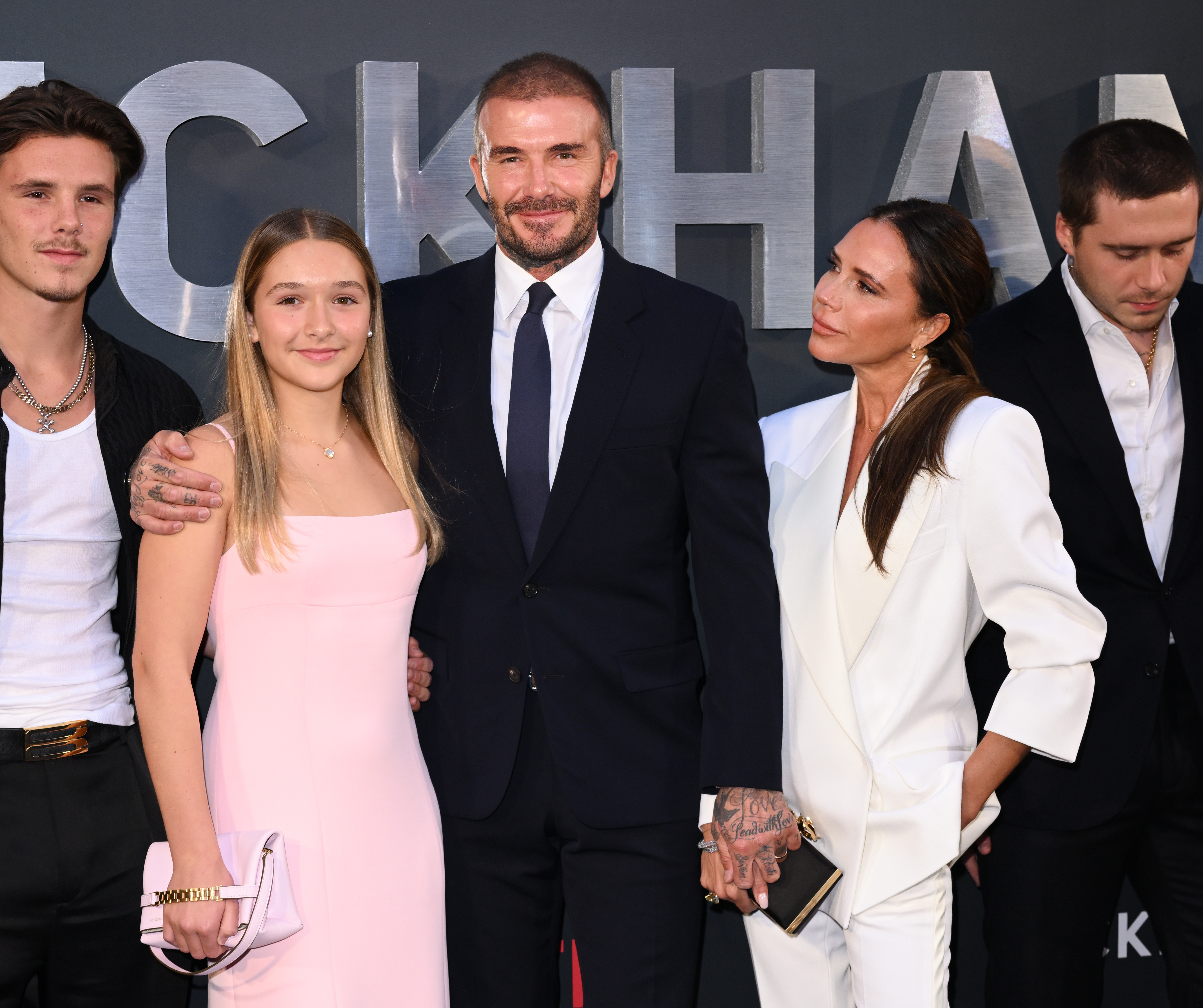 Harper Beckham, David Beckham et Victoria Beckham assistent à la première britannique de Netflix 'Beckham' au Curzon Mayfair le 3 octobre 2023, à Londres, en Angleterre. | Source : Getty Images