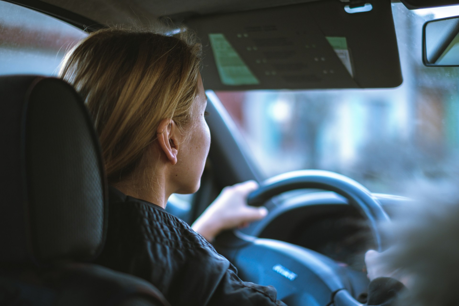 Une femme conduisant une voiture | Source : Unsplash