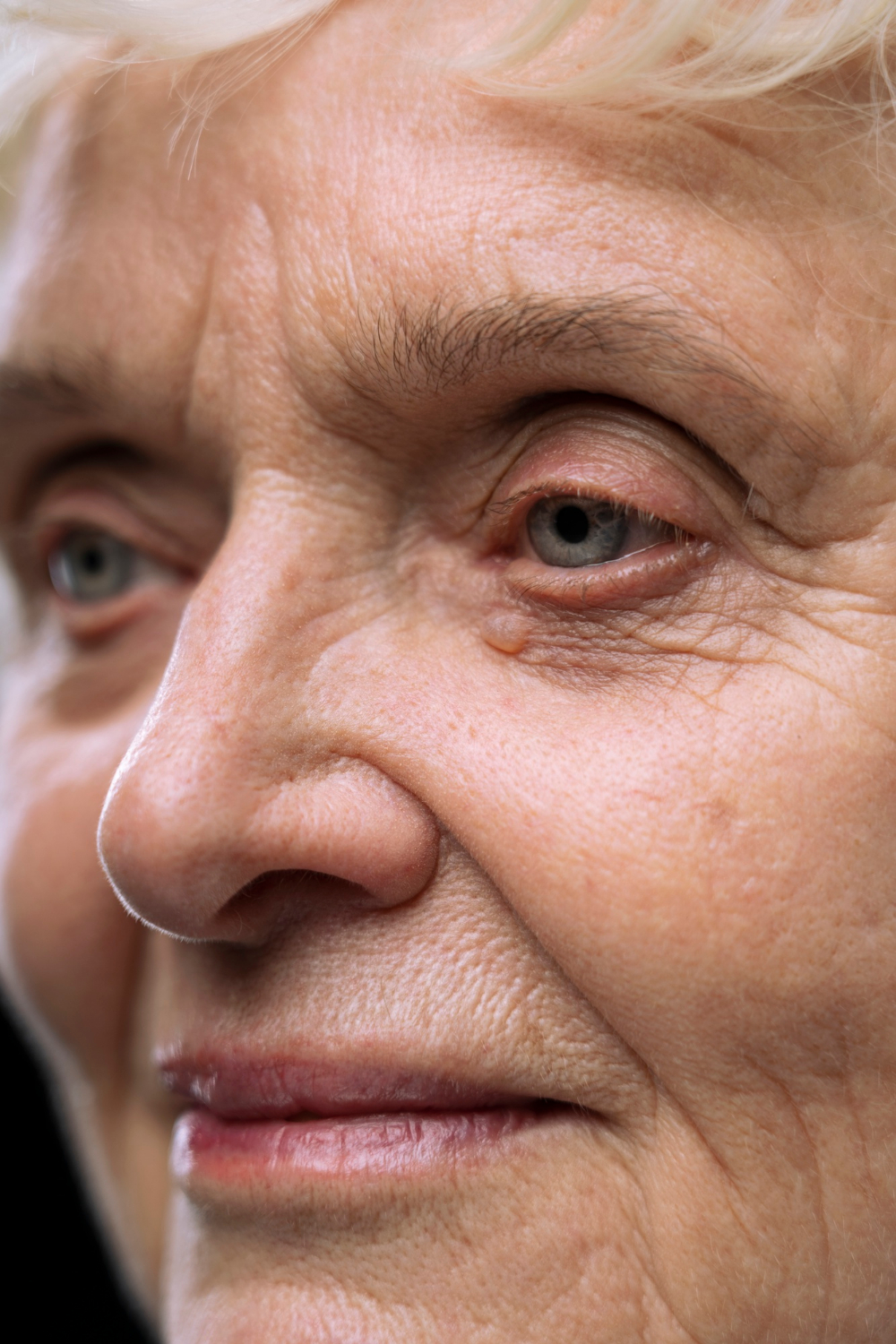 Une femme âgée émotive | Source : Freepik