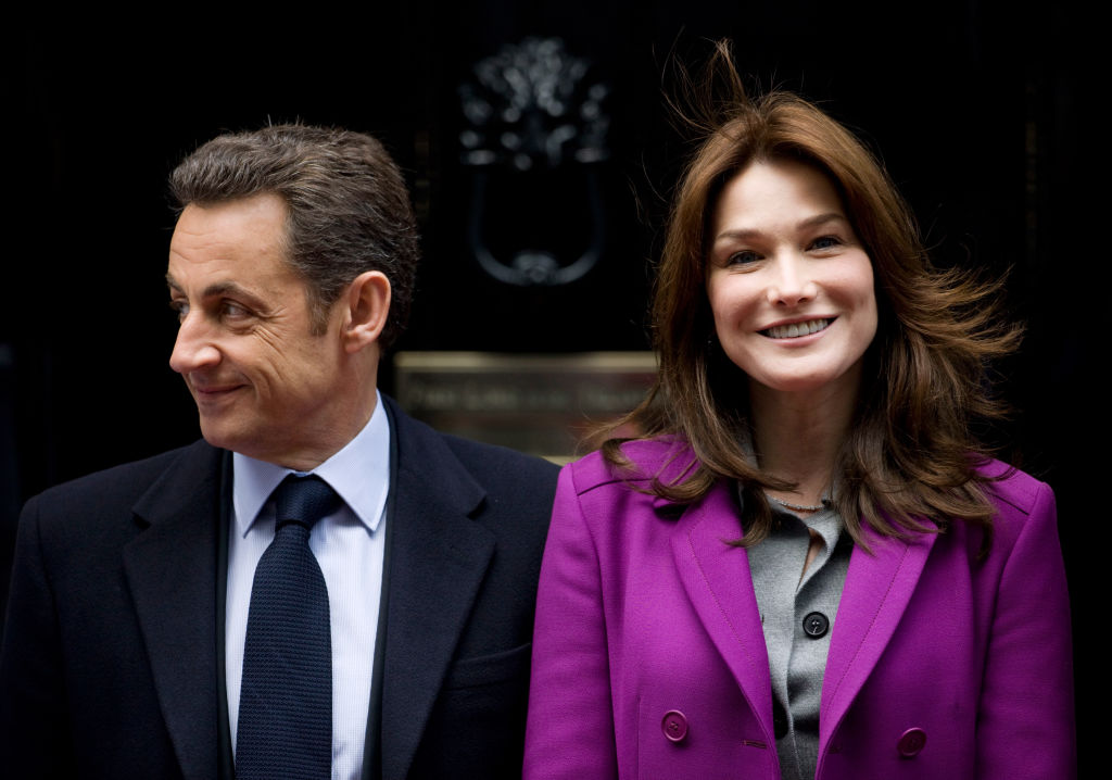 Nicolas Sarkozy et son épouse, Madame Carla Bruni-Sarkozy, rendent visite au Premier ministre à Downing Street, le 27 mars 2008 à Londres. | Source : Getty Images