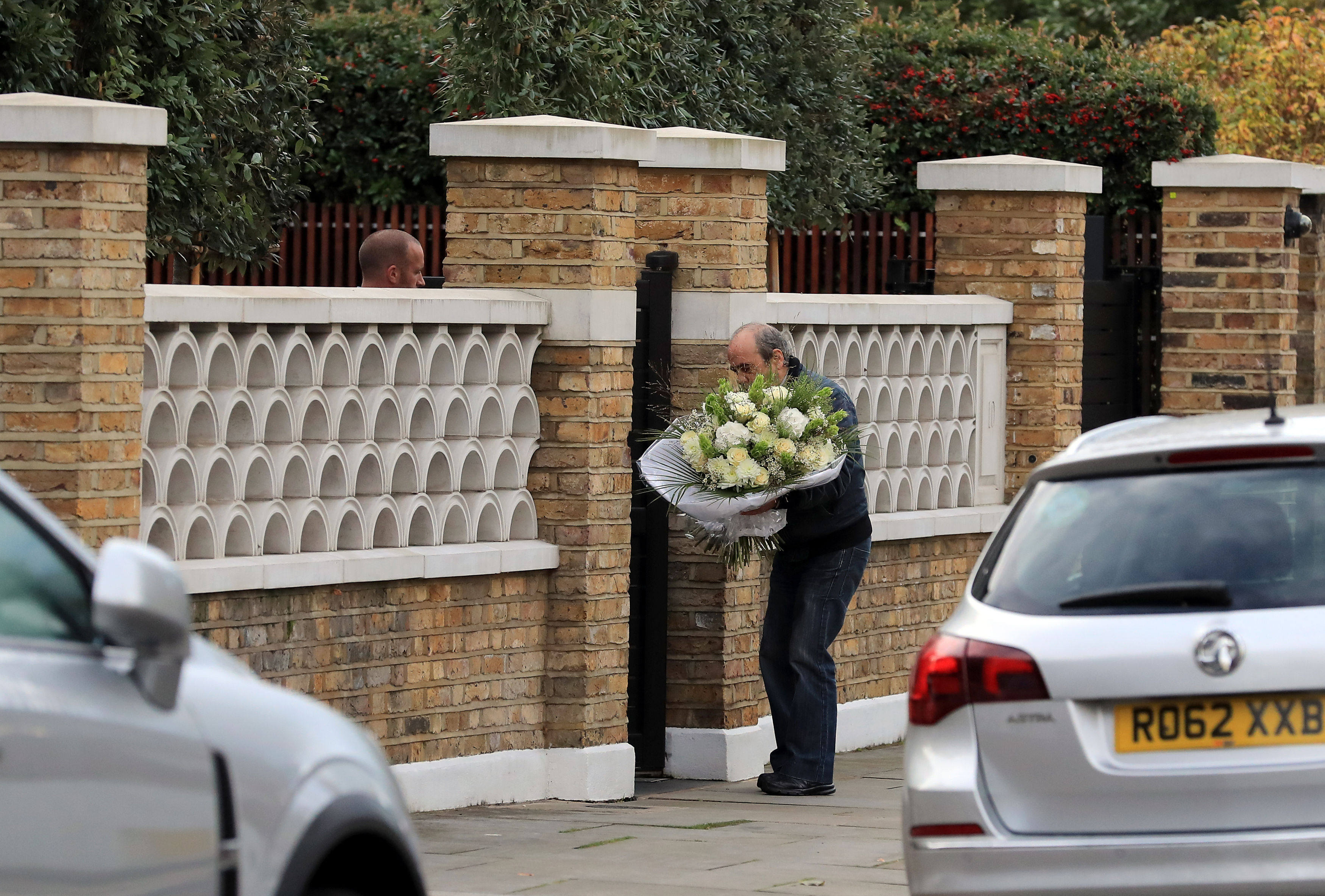 Des fleurs sont livrées au domicile de Simon Cowell, juge de X Factor, à Holland Park en 2018 | Source : Getty Images