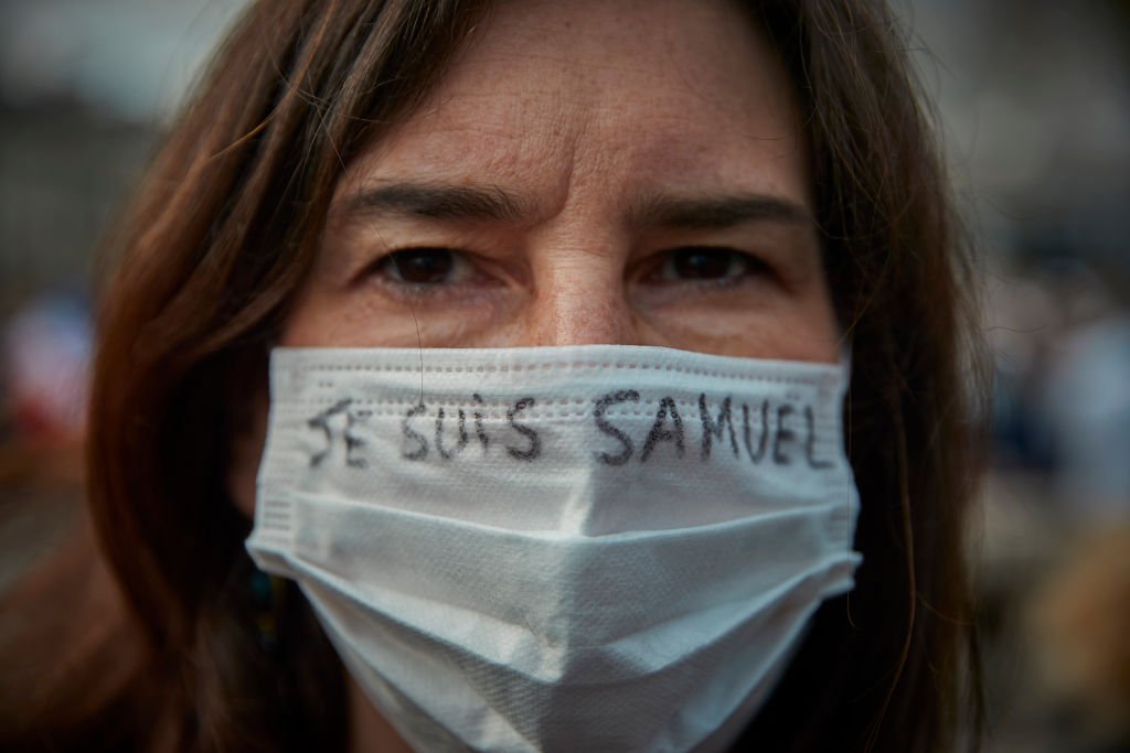 Une manifestante porte un masque avec le slogan "Je Suis Samuel". | Photo : Getty Images