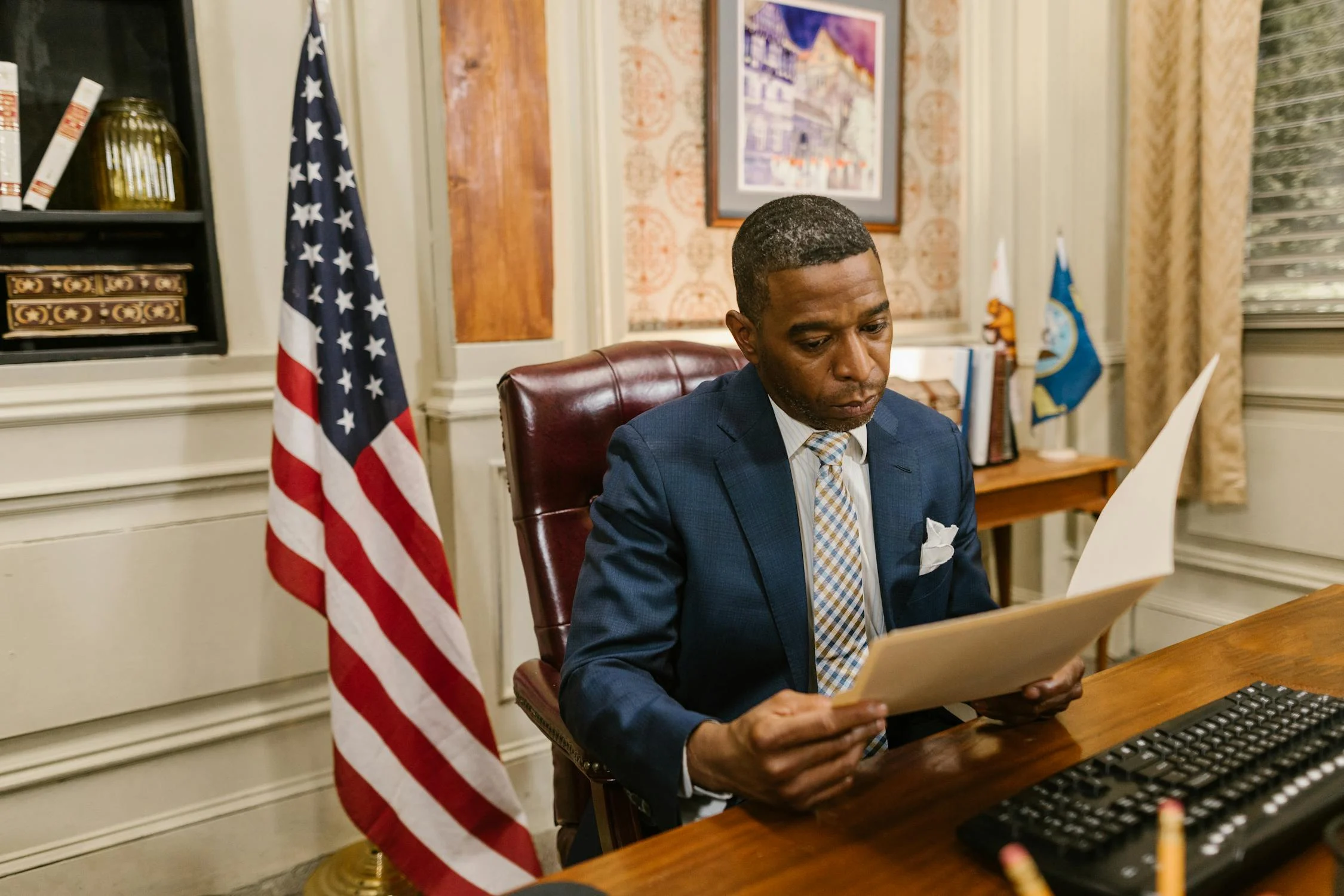 Un avocat lisant un document | Source : Pexels