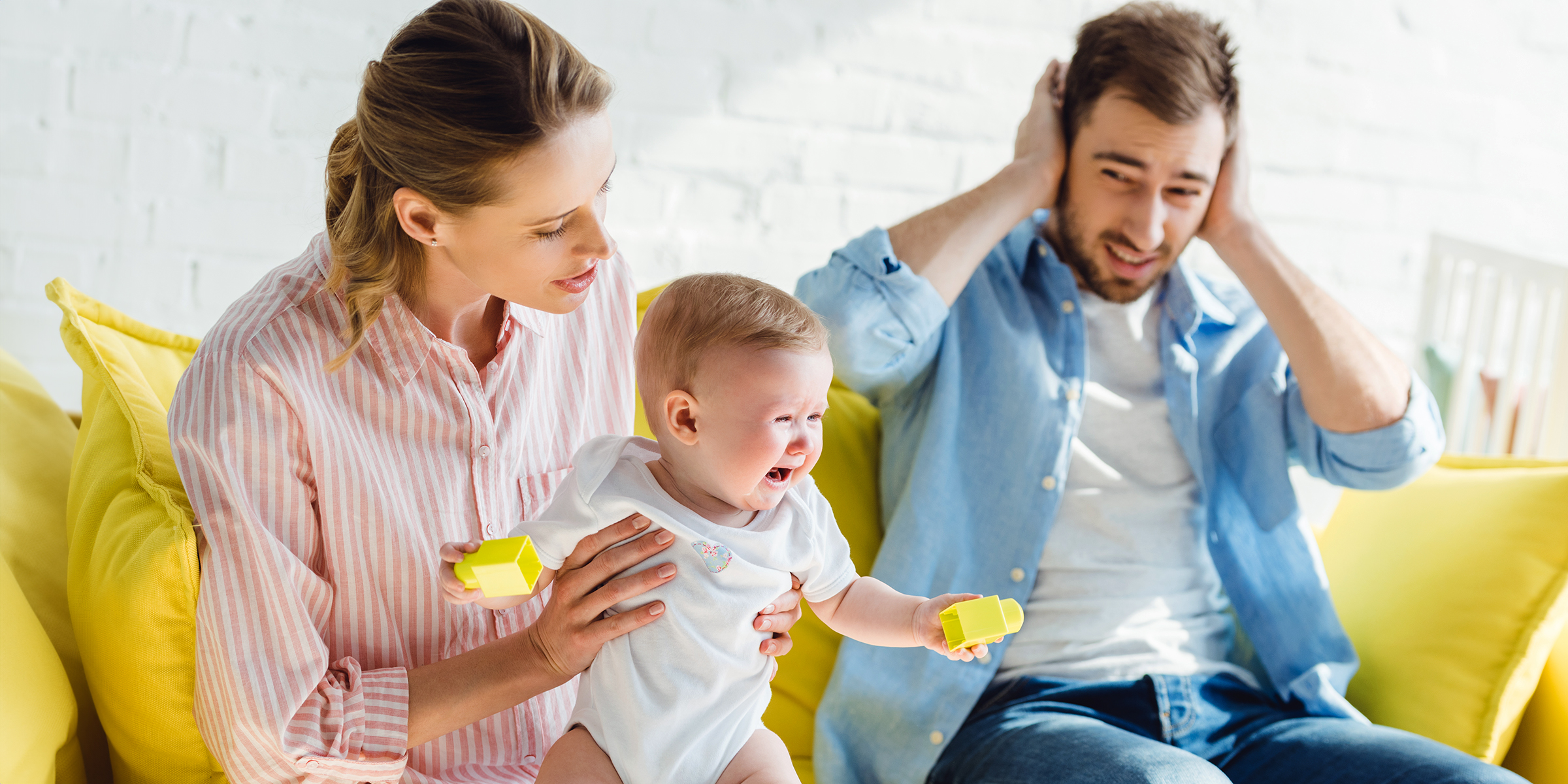 Un couple avec son bébé | Source : Shutterstock