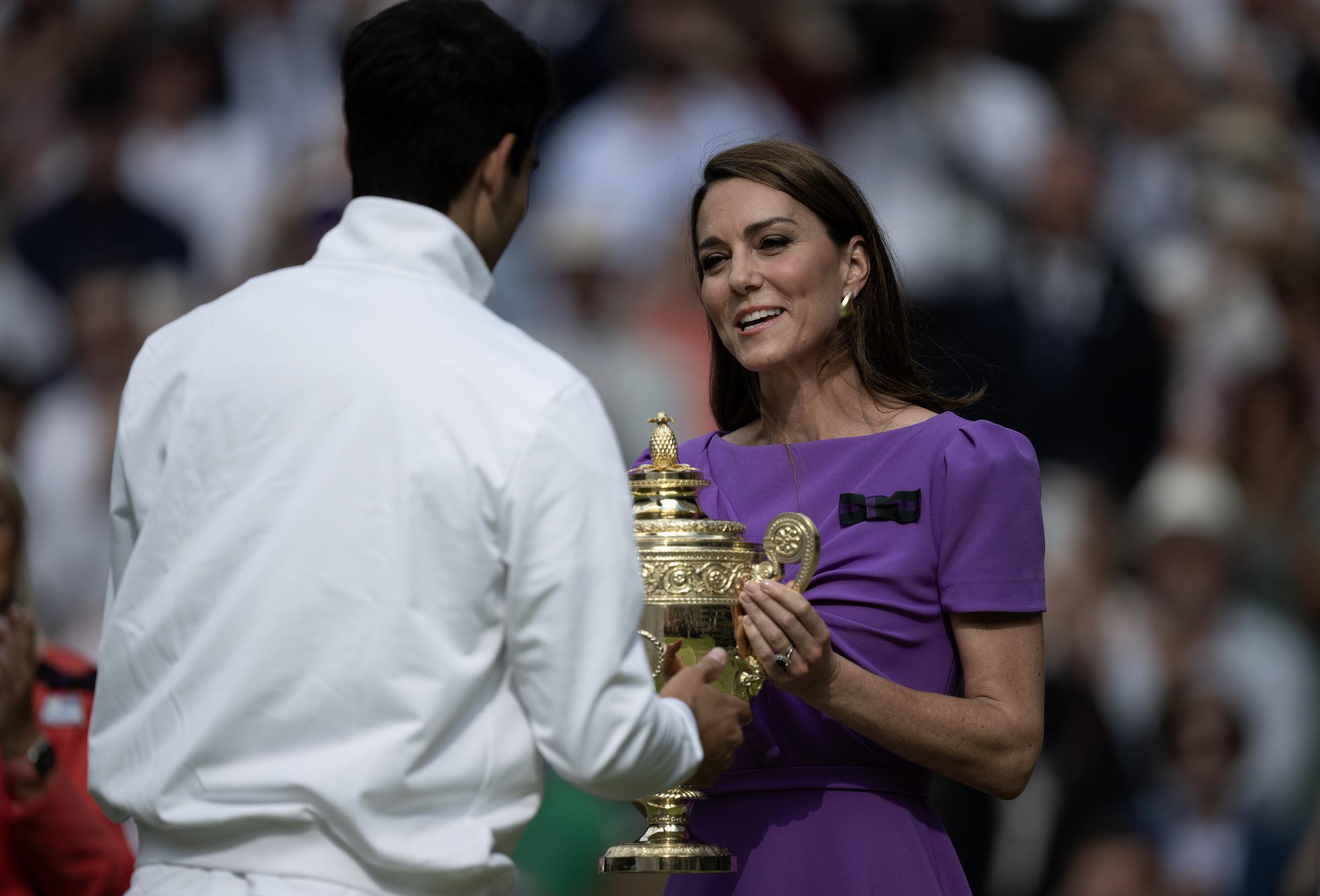 Kate Middleton présente à Carlos Alcaraz le trophée des vainqueurs lors des Championnats Wimbledon 2024, le 14 juillet 2024, à Londres, en Angleterre. | Source : Getty Images