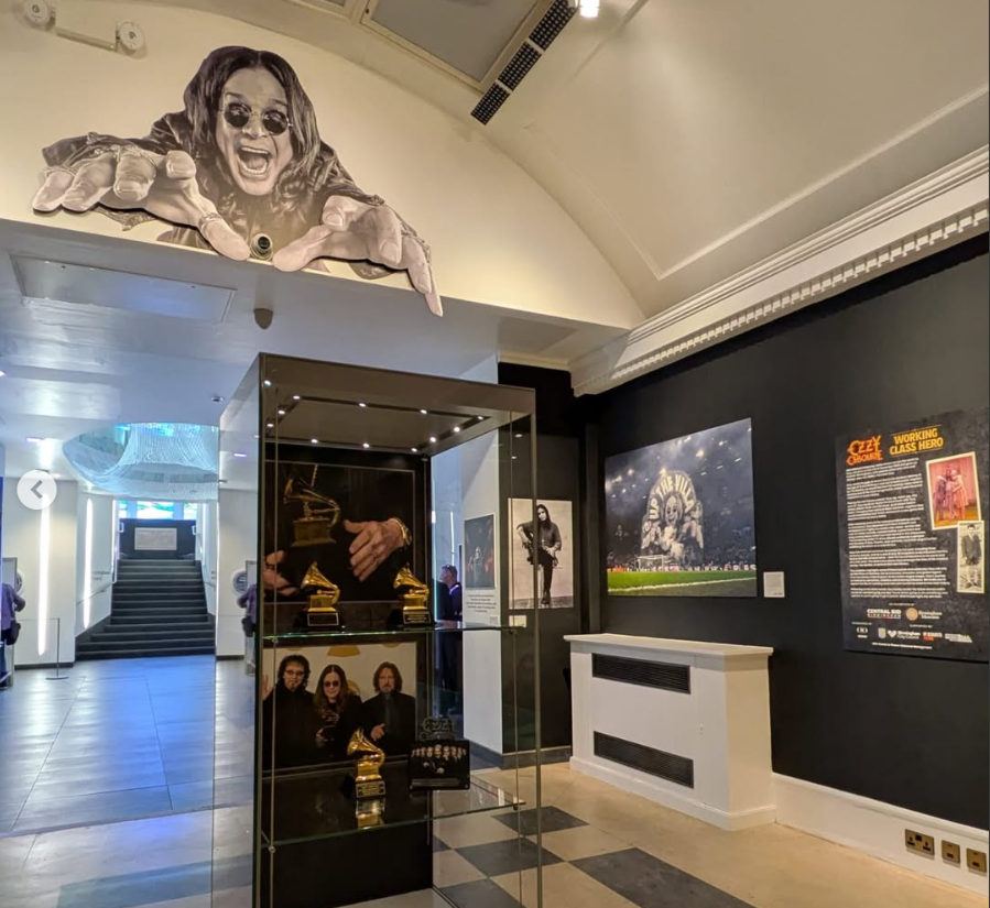 Une partie de l'exposition « Ozzy : Working Class Hero », datée du 25 juin 2025 | Source : Instagram/centralbidbirmingham
