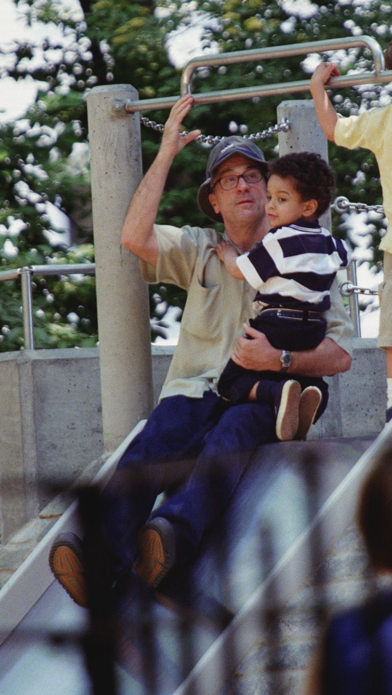 Le producteur Robert De Niro et son fils, Elliot, photographiés sur Sliding Pond à Central Park, New York | Source : Getty Images