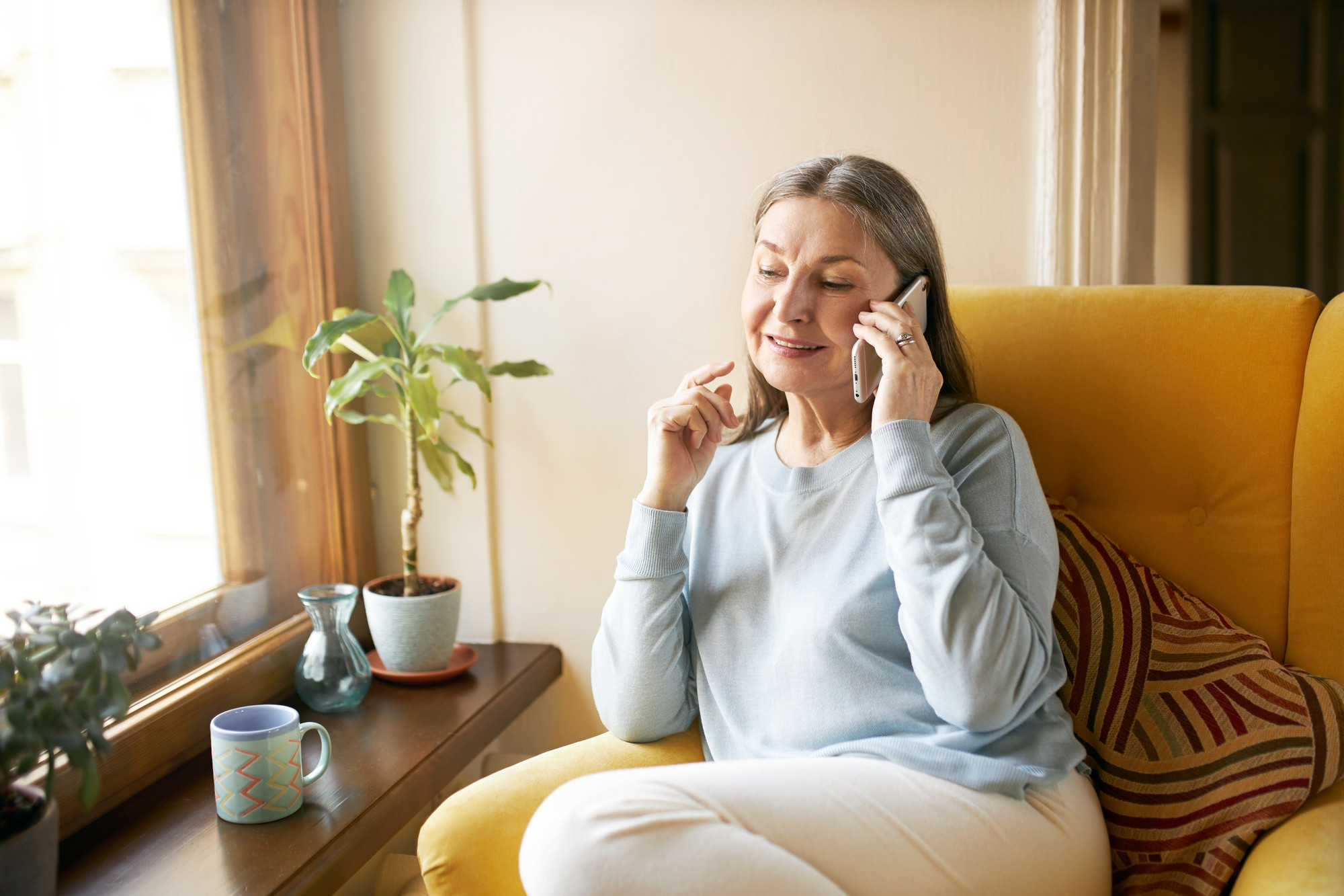 Une femme âgée qui parle au téléphone | Source : Freepik