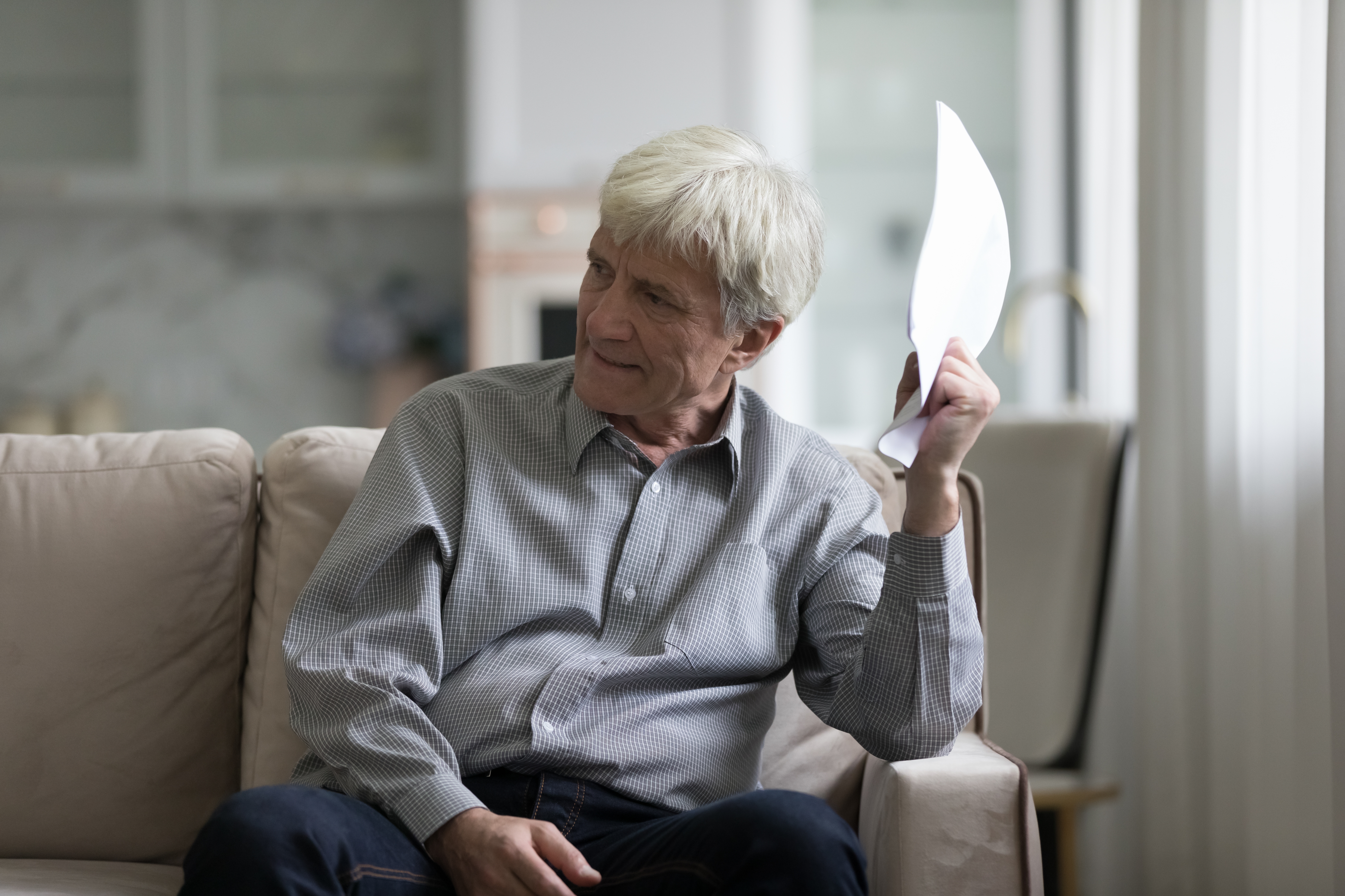 Un homme âgé à l'air préoccupé | Source : Shutterstock