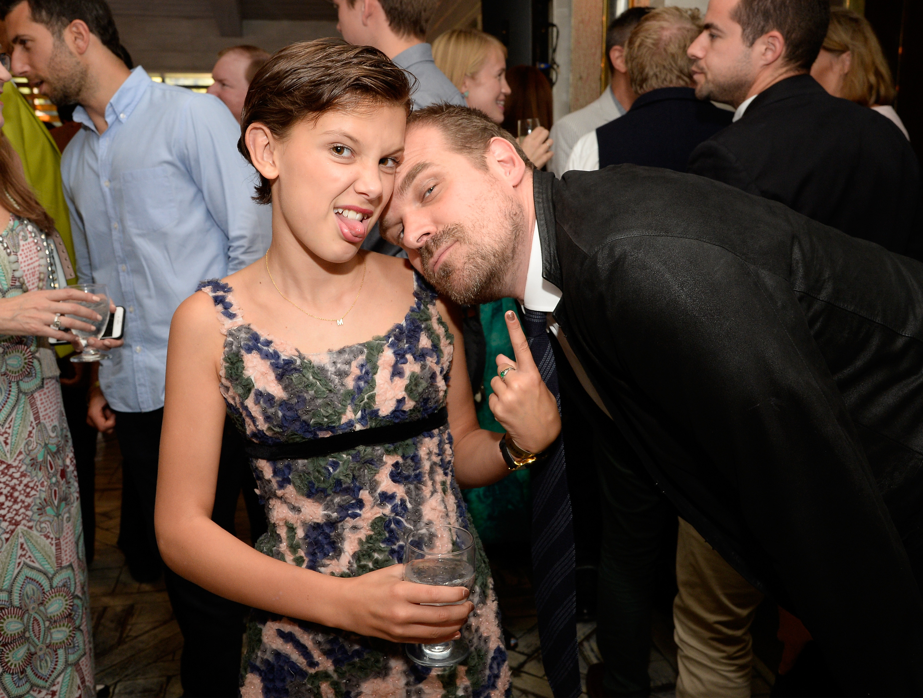 Millie Bobby Brown (L) et l'acteur David Harbour assistent à la BBC America BAFTA Los Angeles TV Tea Party 2016 à l'hôtel The London, le 17 septembre 2016, à West Hollywood, en Californie. | Source : Getty Images