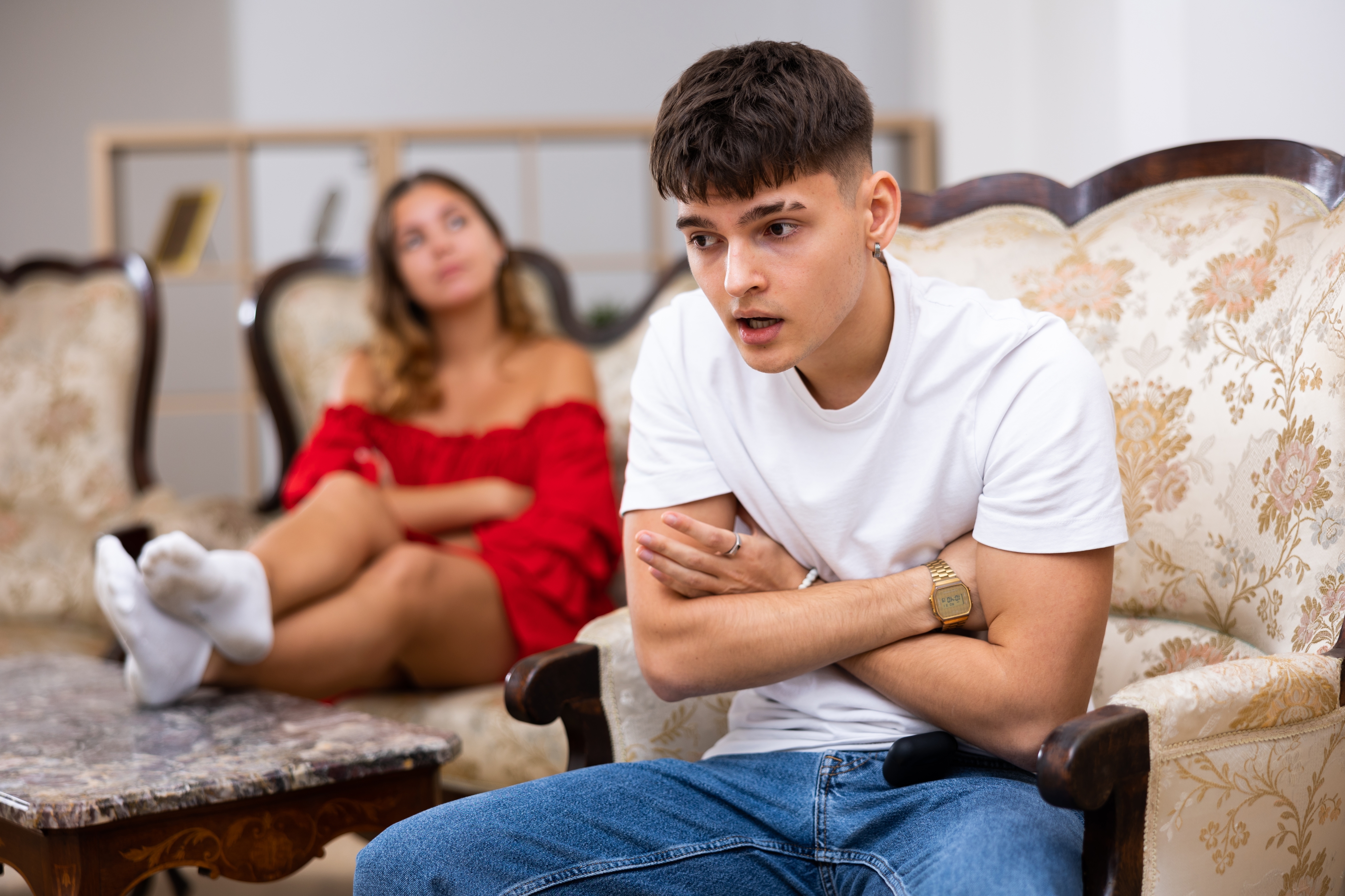 Un garçon et une fille pensive. | Source : Shutterstock