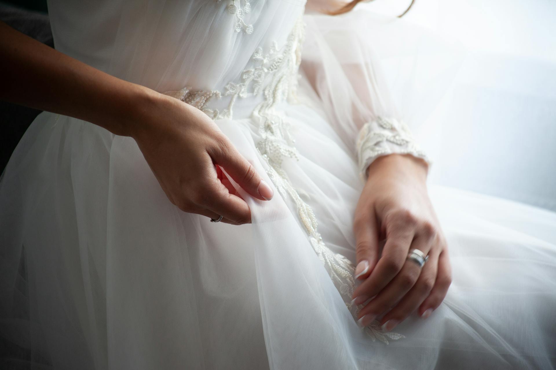 Un gros plan de la robe d'une mariée | Source : Pexels