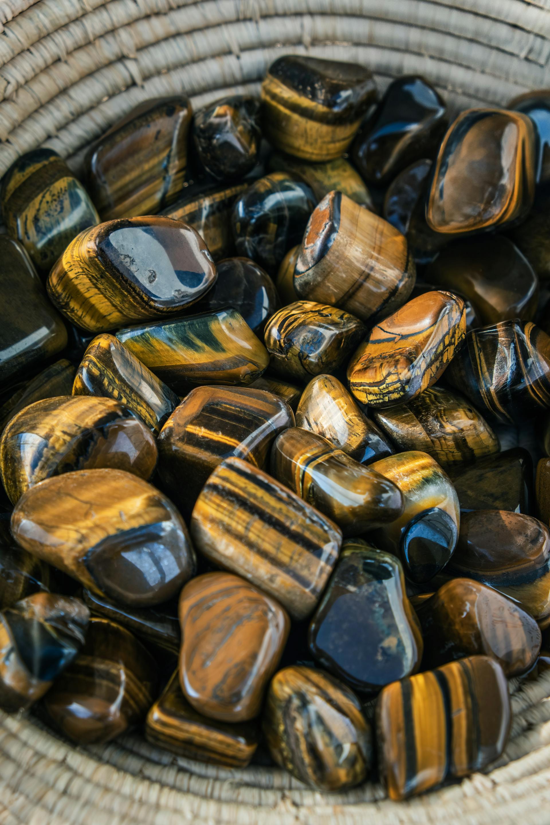 Pierres d'œil de tigre émiettées | Source : Pexels