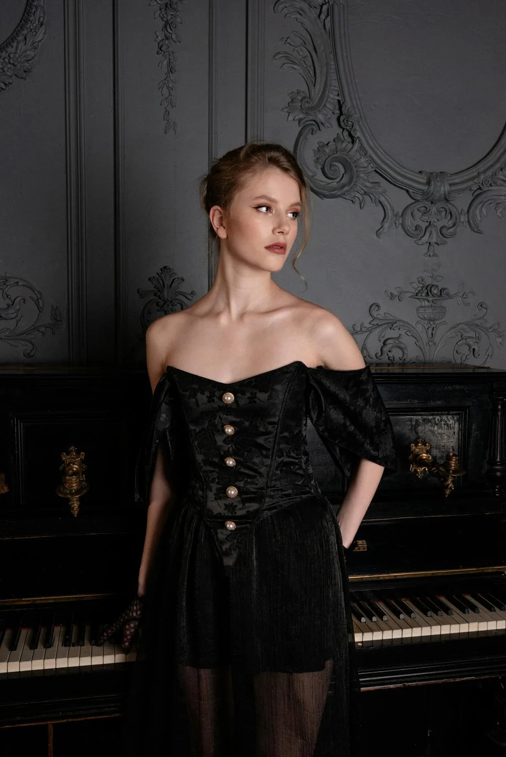 Une jeune femme en robe noire | Source : Pexels