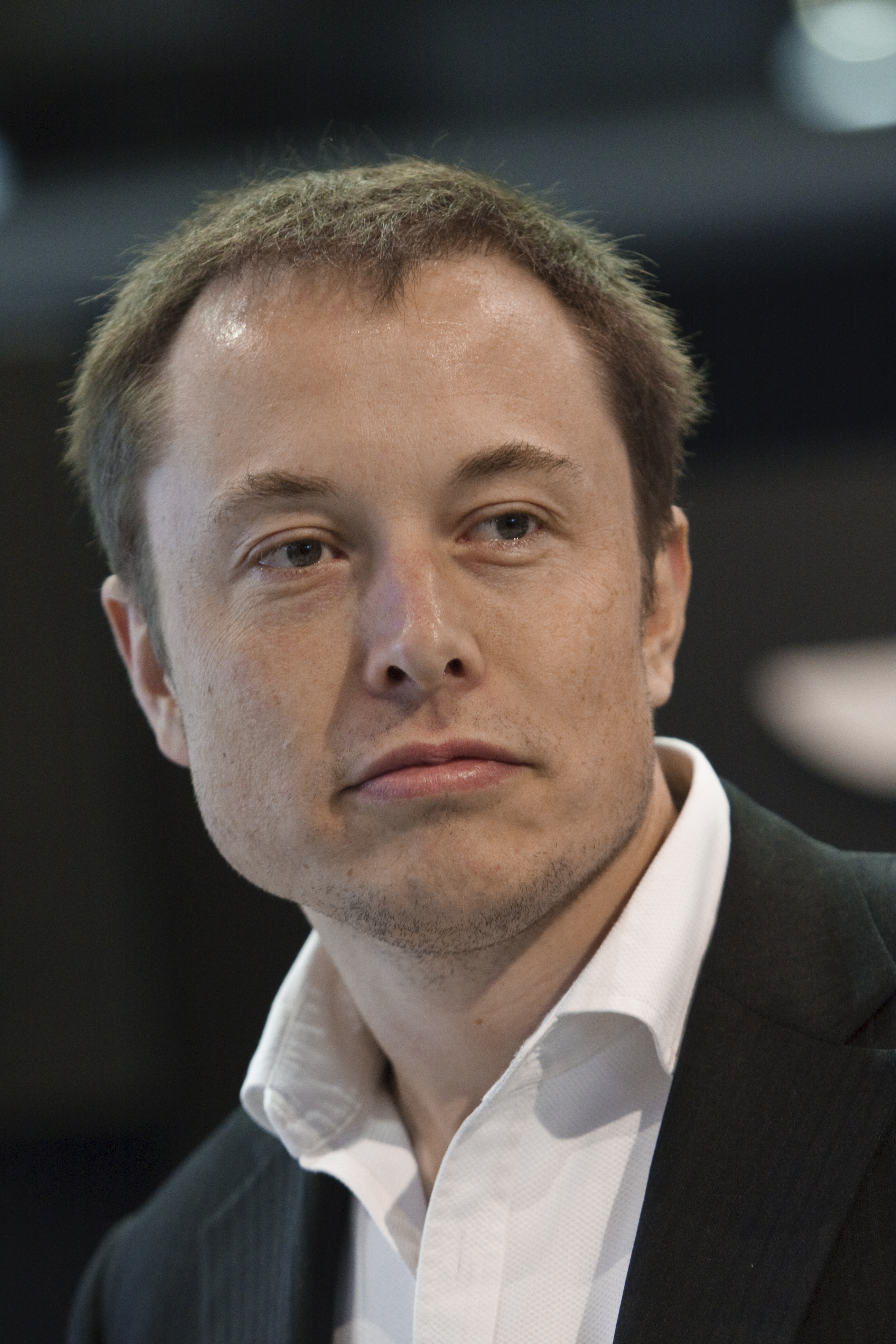 Elon Musk lors d'une conférence de presse de Tesla Motors pendant le salon de l'automobile nord-américain 2009, le 13 janvier 2009. | Source : Getty Images