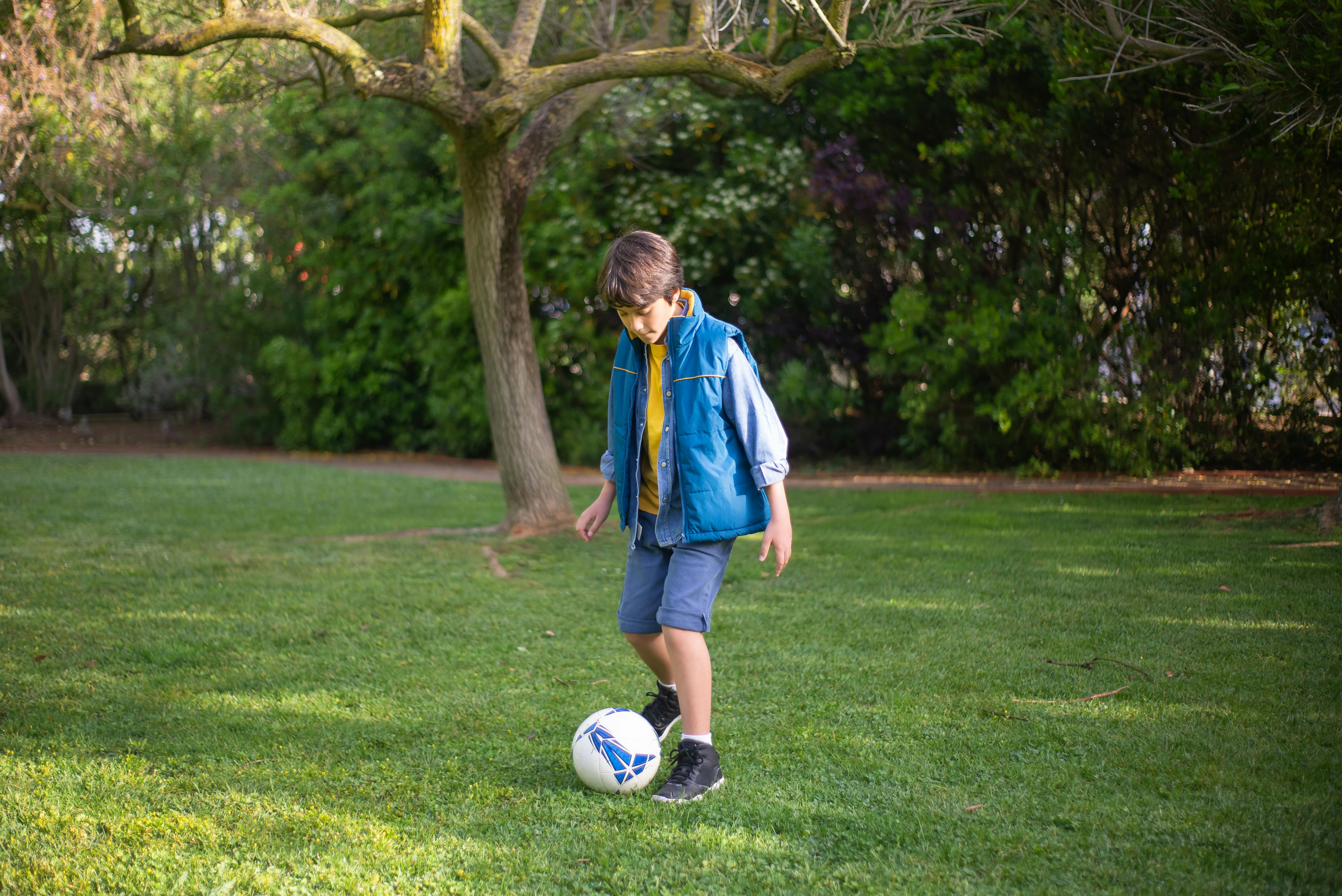 Un garçon joue au foot | Source : Pexels
