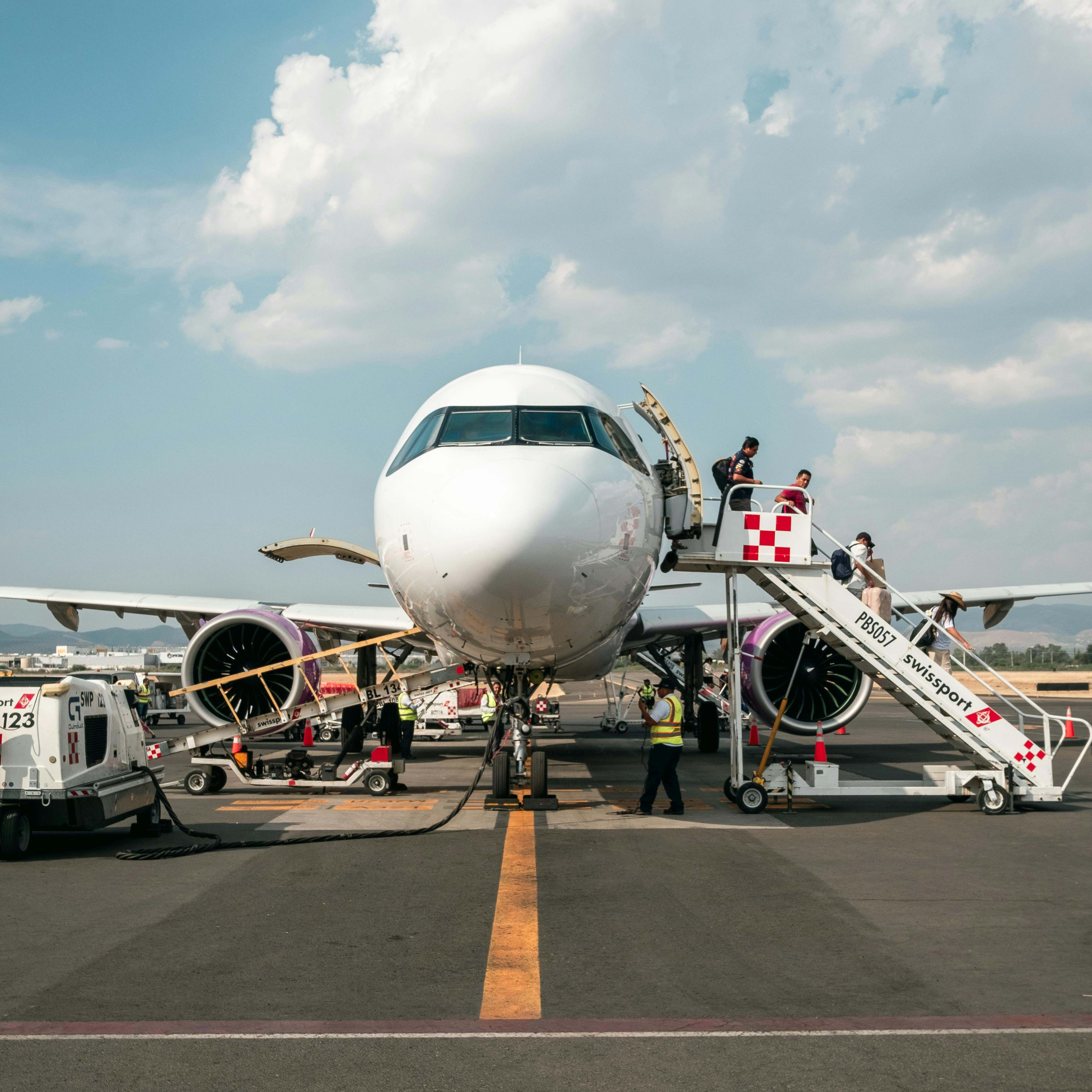 Passagers débarquant d'un avion | Source : Pexels