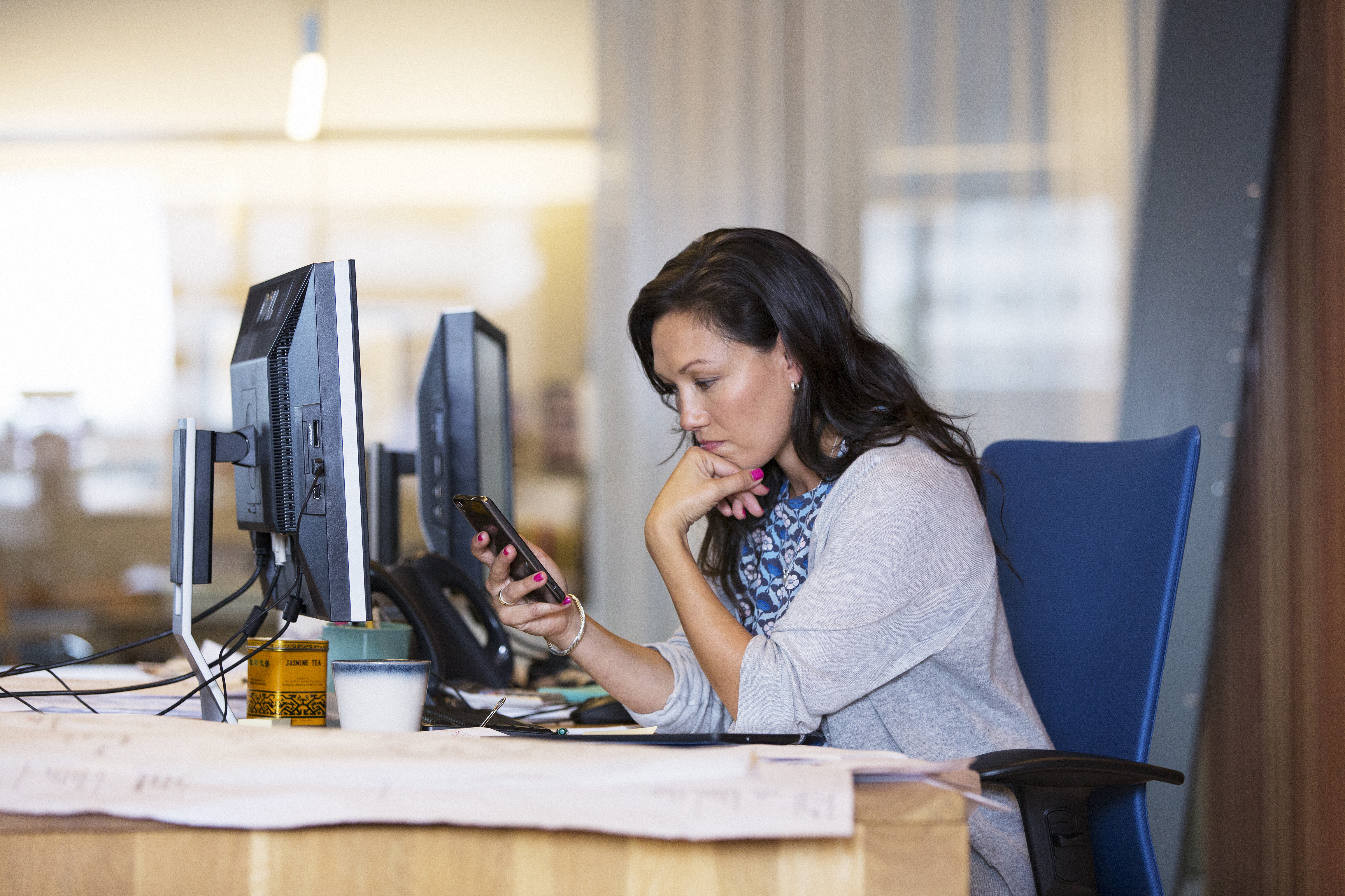 Une femme lisant un message au bureau | Source : Getty Images