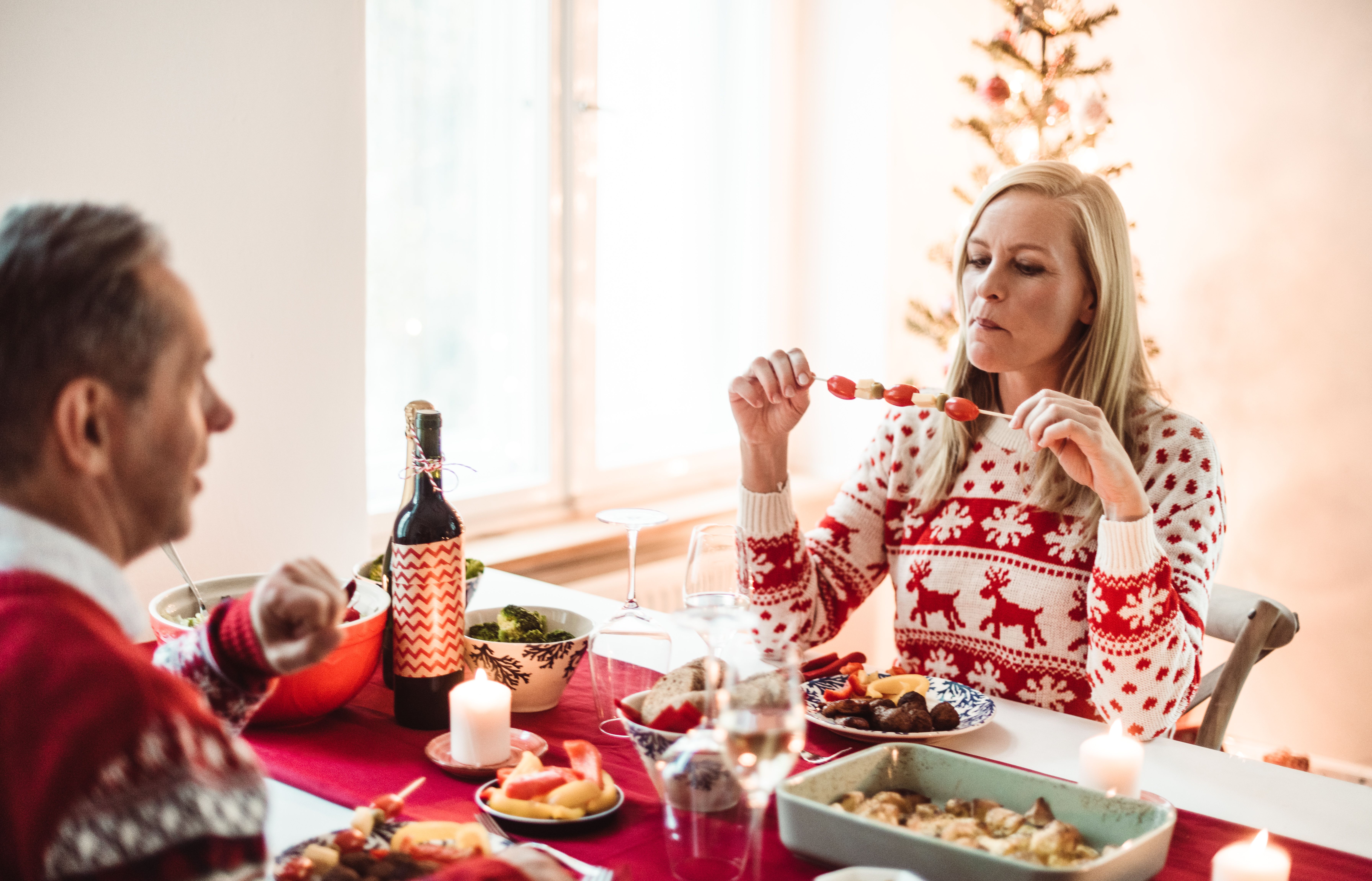 Une femme à table à l'occasion de Noël. | Source : Getty Images