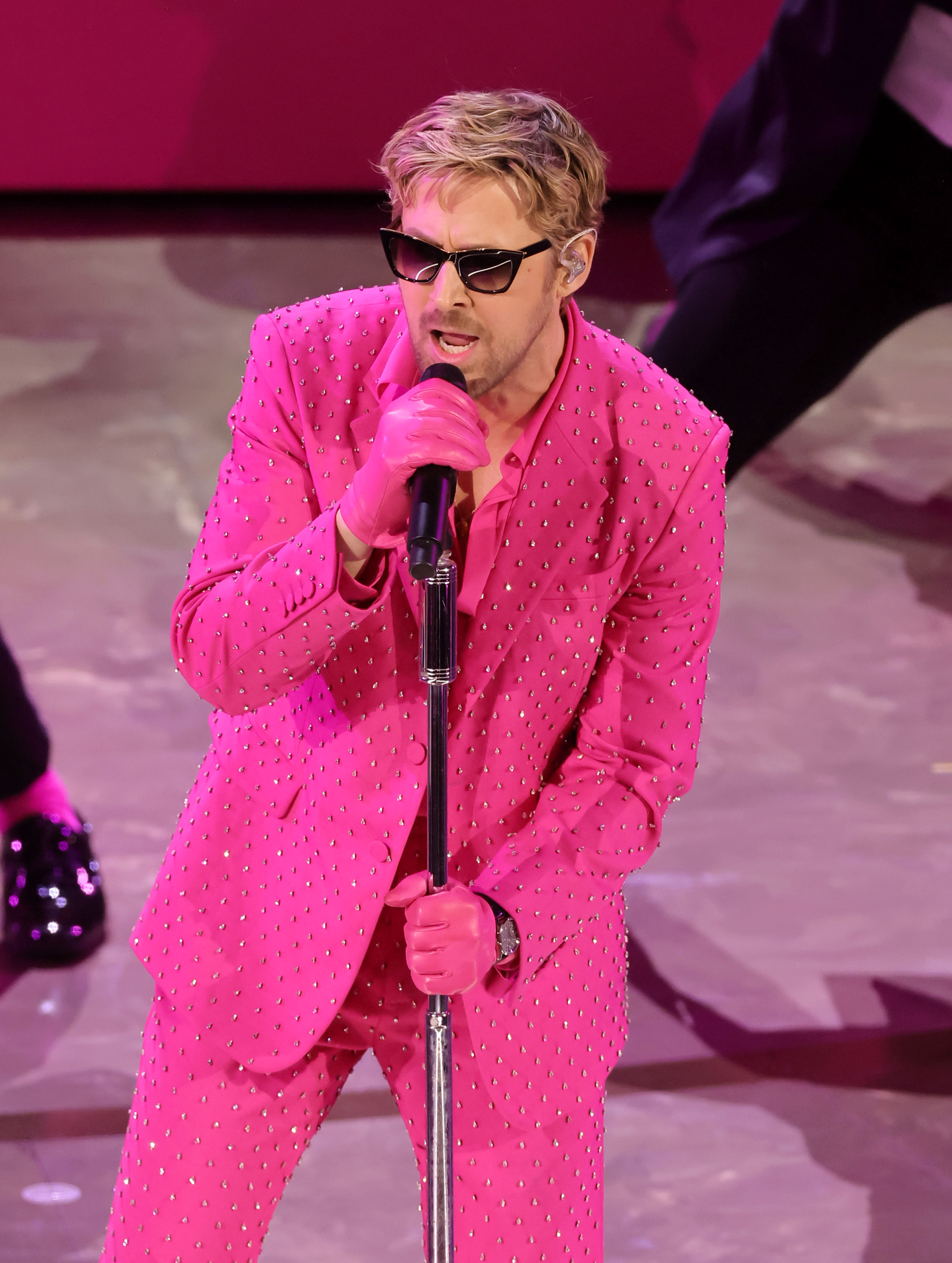 Ryan Gosling interprète "I'm Just Ken" de "Barbie" sur scène lors de la 96e cérémonie annuelle des Oscars le 10 mars 2024 à Hollywood, Californie | Source : Getty Images