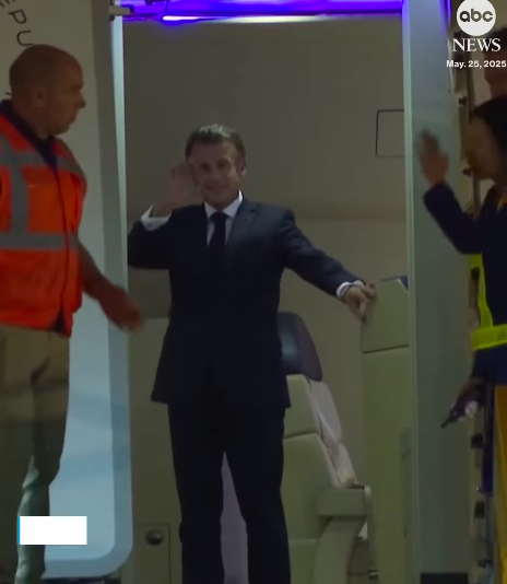 Emmanuel Macron sourit et fait un signe de la main aux caméras. | Source : Instagram/abcnews