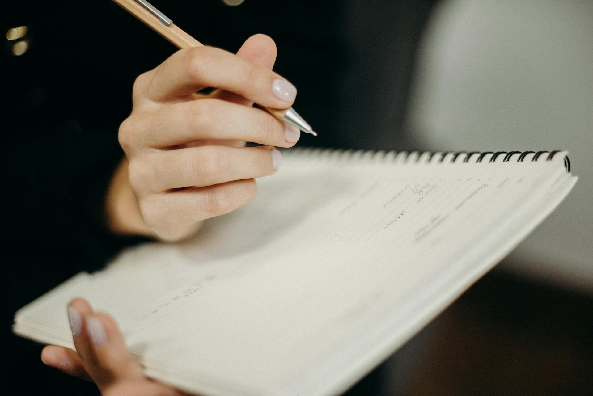 Une femme qui écrit dans un cahier | Source : Pexels