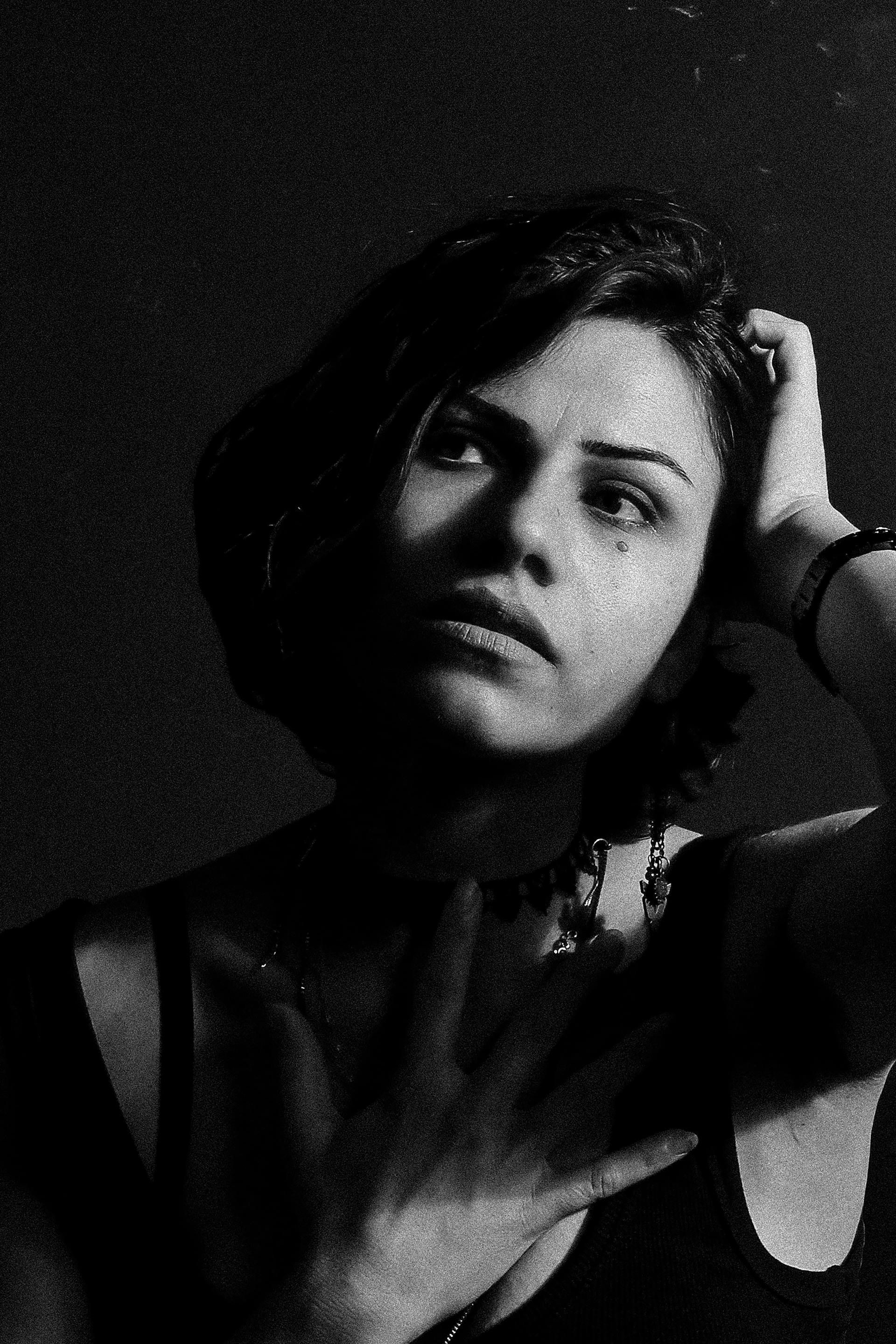 Une femme qui fixe quelqu'un en penchant la tête d'un côté | Source : Pexels