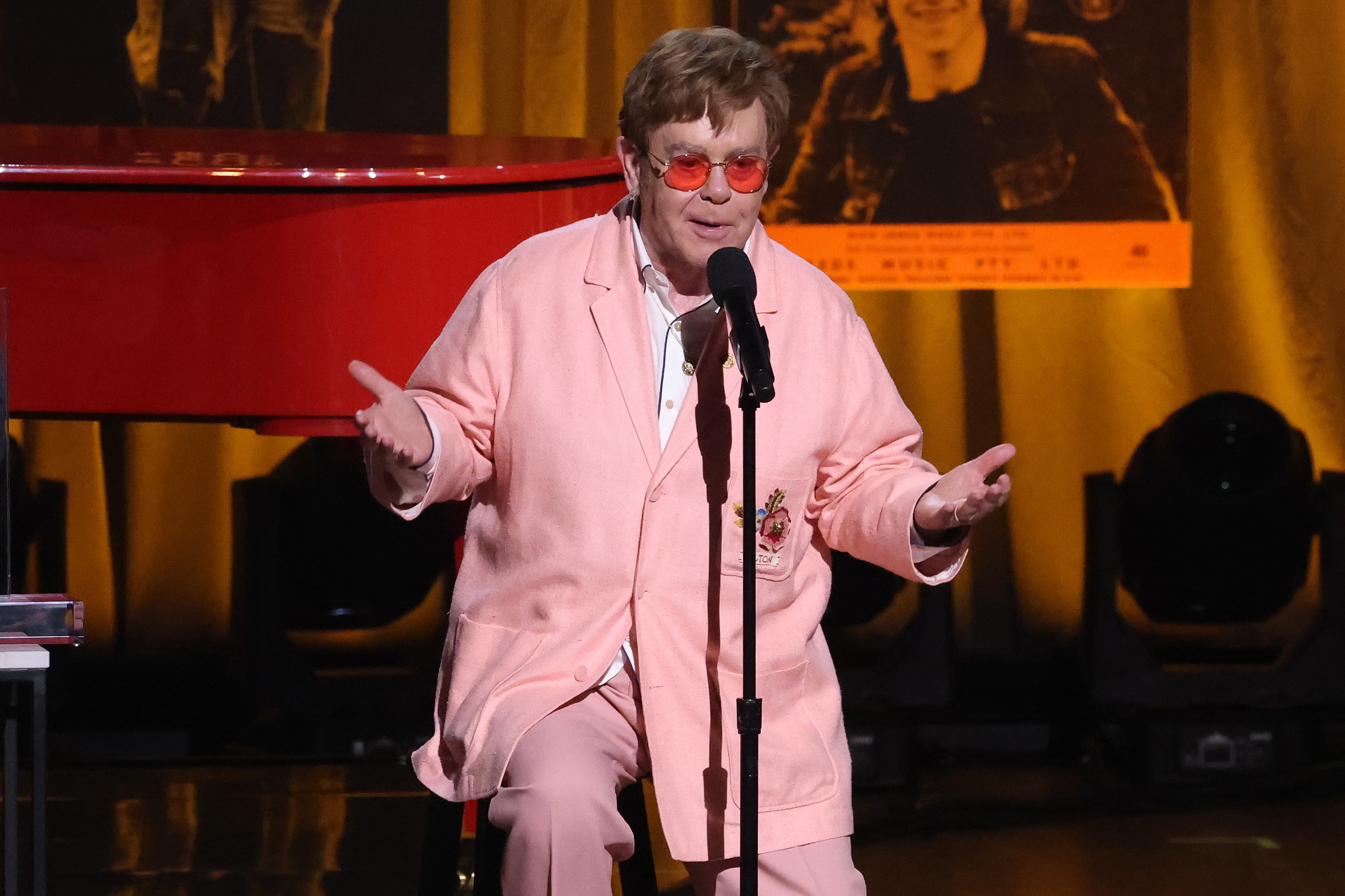 Elton John accepte le prix Gershwin 2024 pour la chanson populaire par la bibliothèque du Congrès à Washington, DC, le 20 mars 2024 | Source : Getty Images