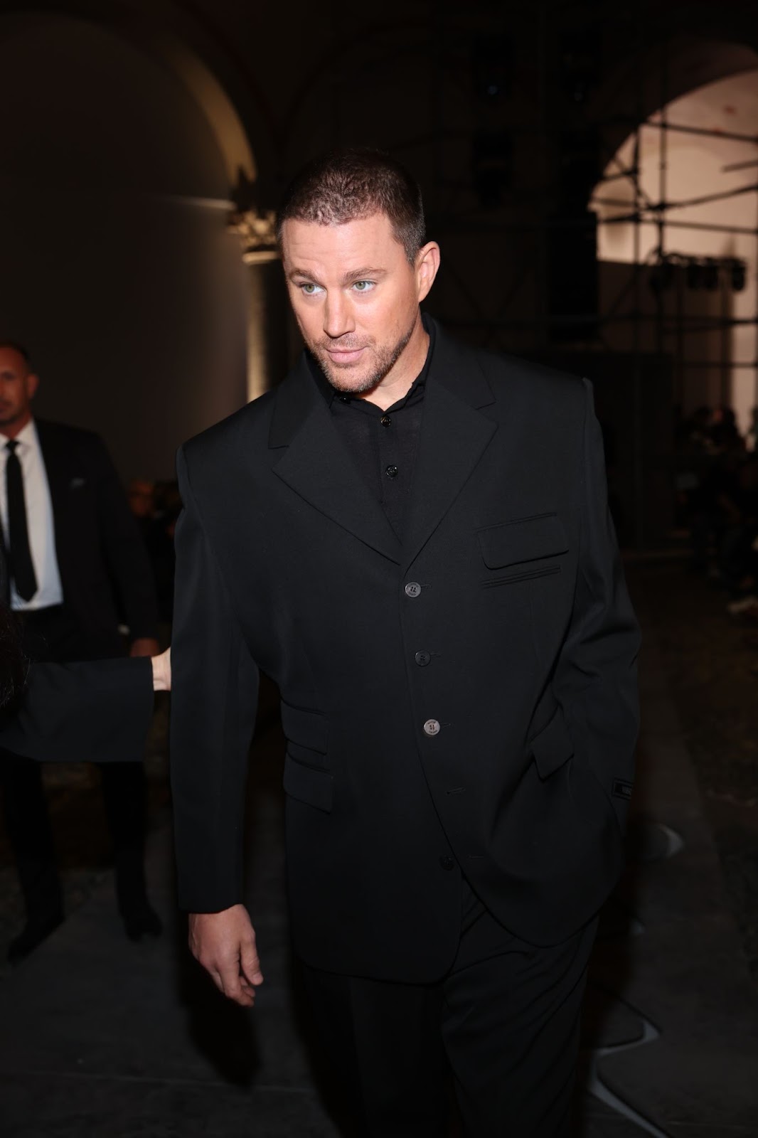 Channing Tatum au défilé de Versace lors du Milan Womenswear Spring/Summer 2025, le 20 septembre 2024, en Italie. | Source : Getty Images