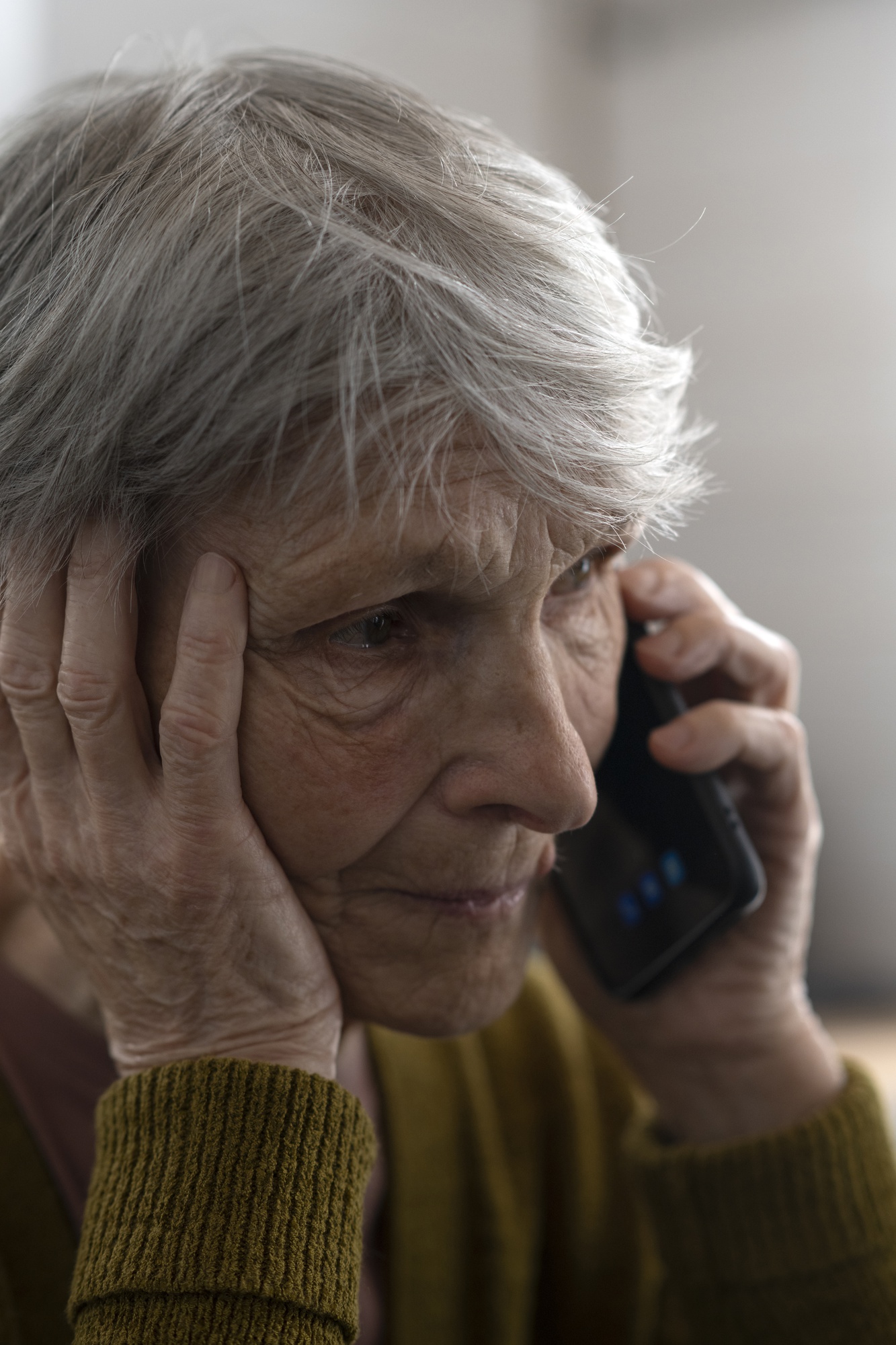 Une femme âgée triste sur son téléphone | Source : Freepik