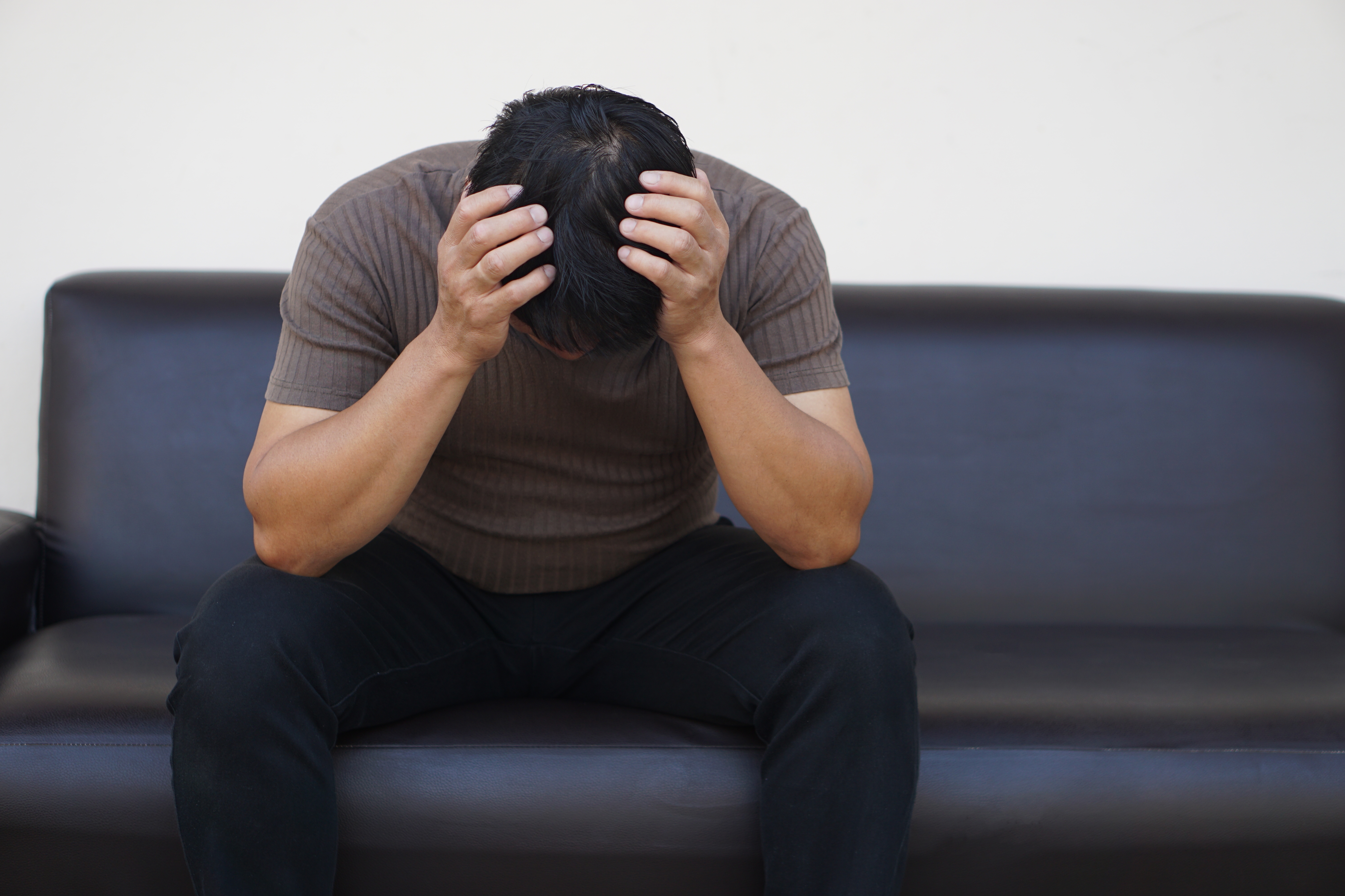 Homme se sentant déprimé | Source : Shutterstock