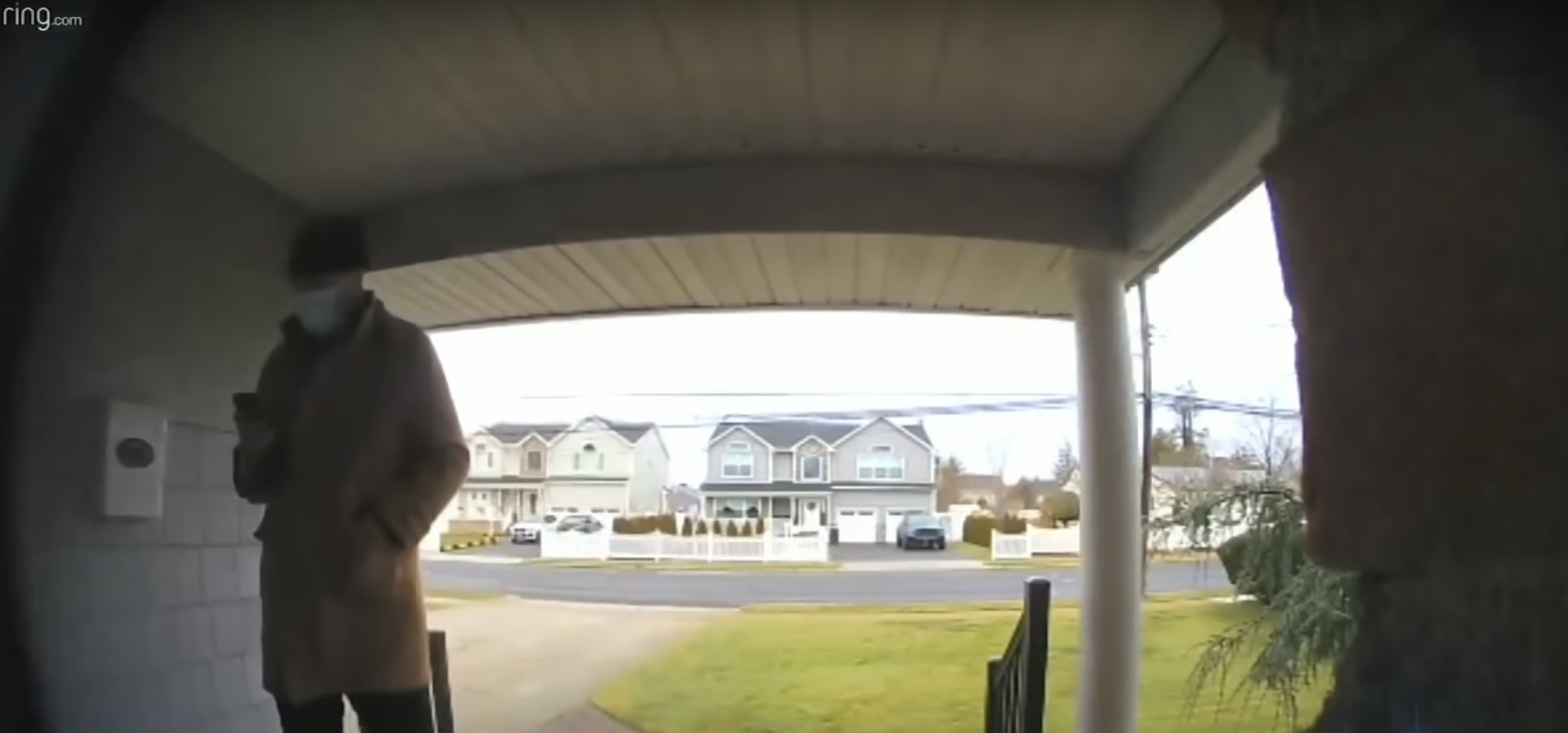 La caméra de la porte d'entrée de Jean Ebbert capture l'escroc. | Source : YouTube/NBC News