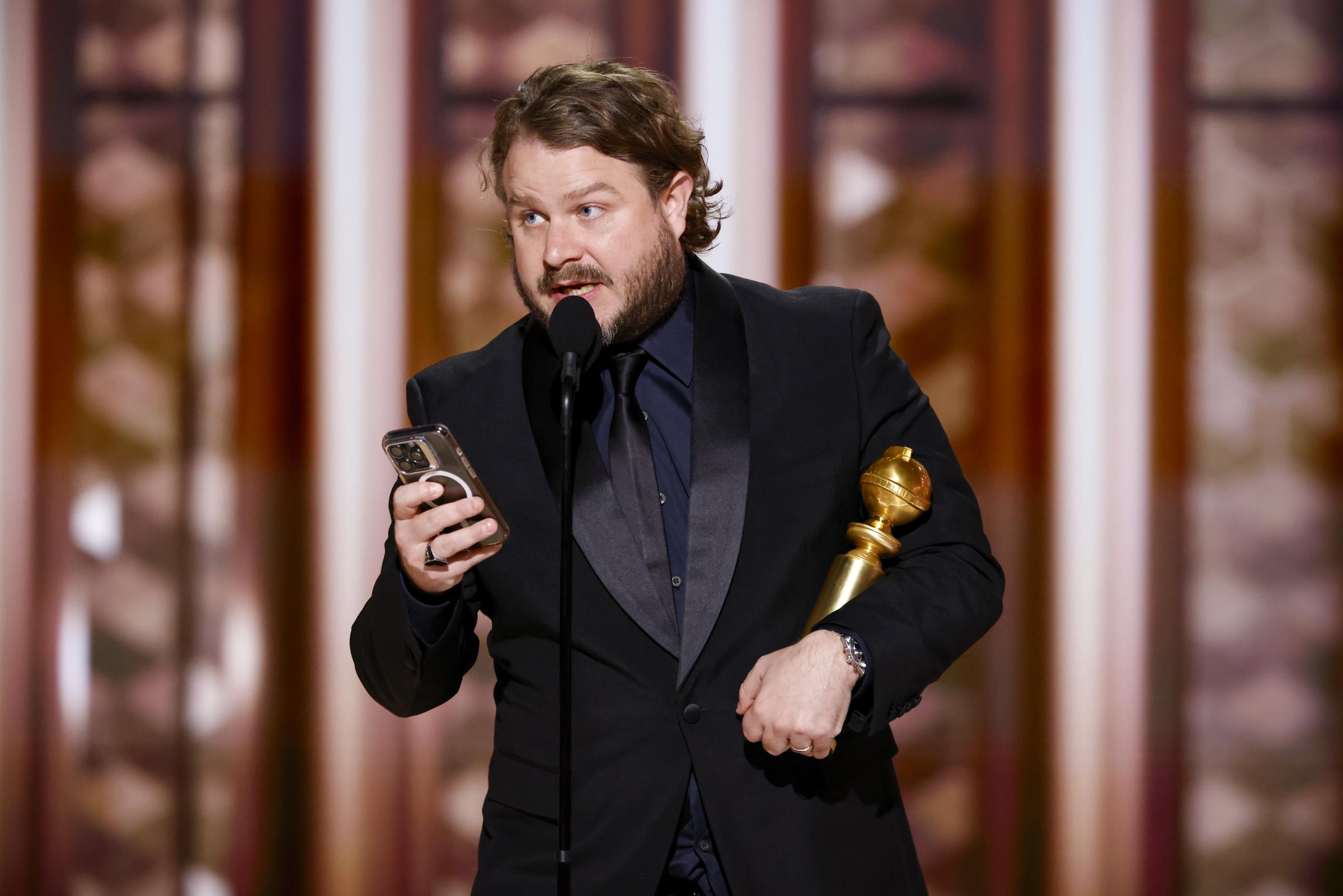 Brady Corbet accepte le prix du meilleur réalisateur pour "The Brutalist" lors des 82e Golden Globe Awards le 5 janvier 2025 | Source : Getty Images