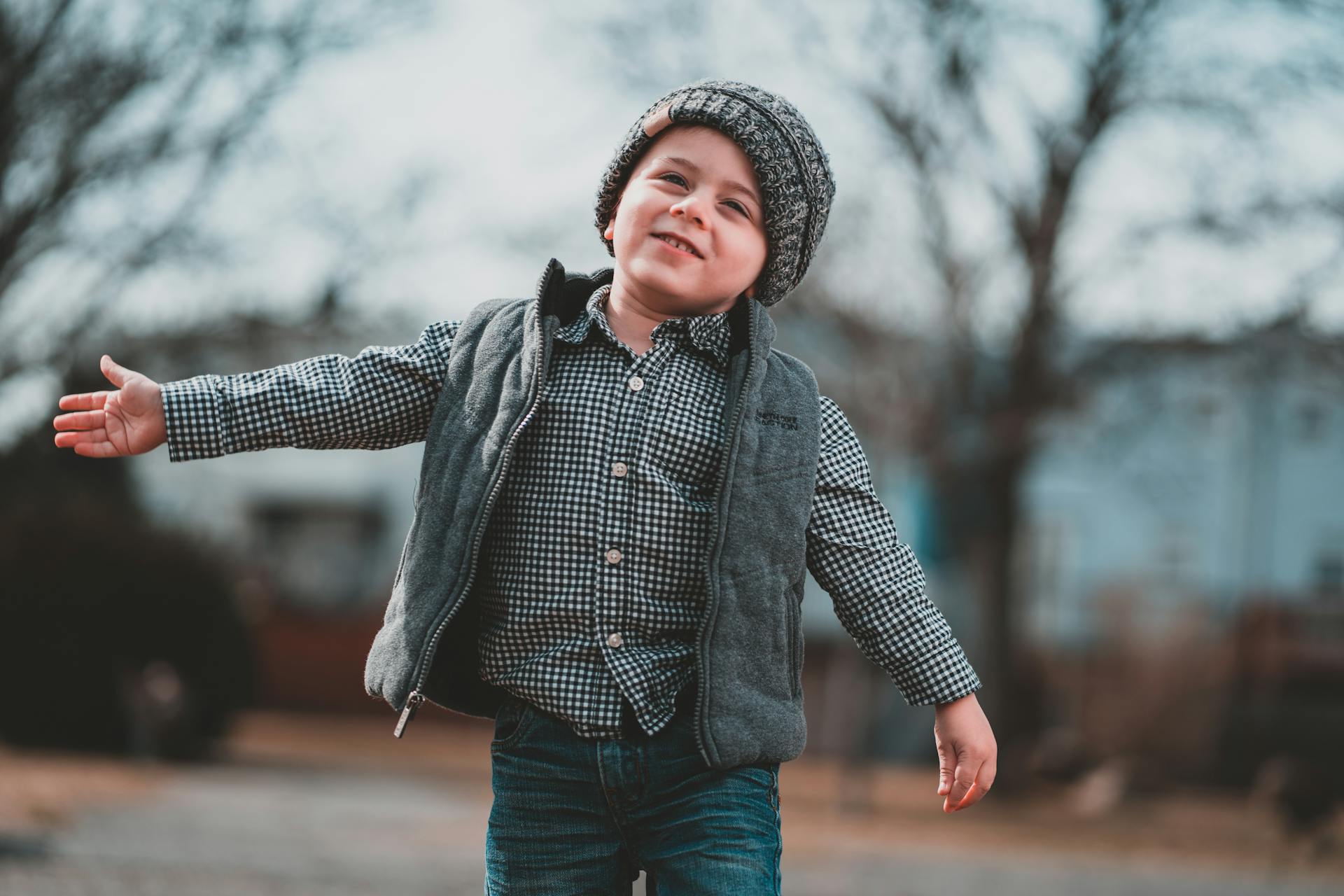 Un petit garçon souriant | Source : Pexels