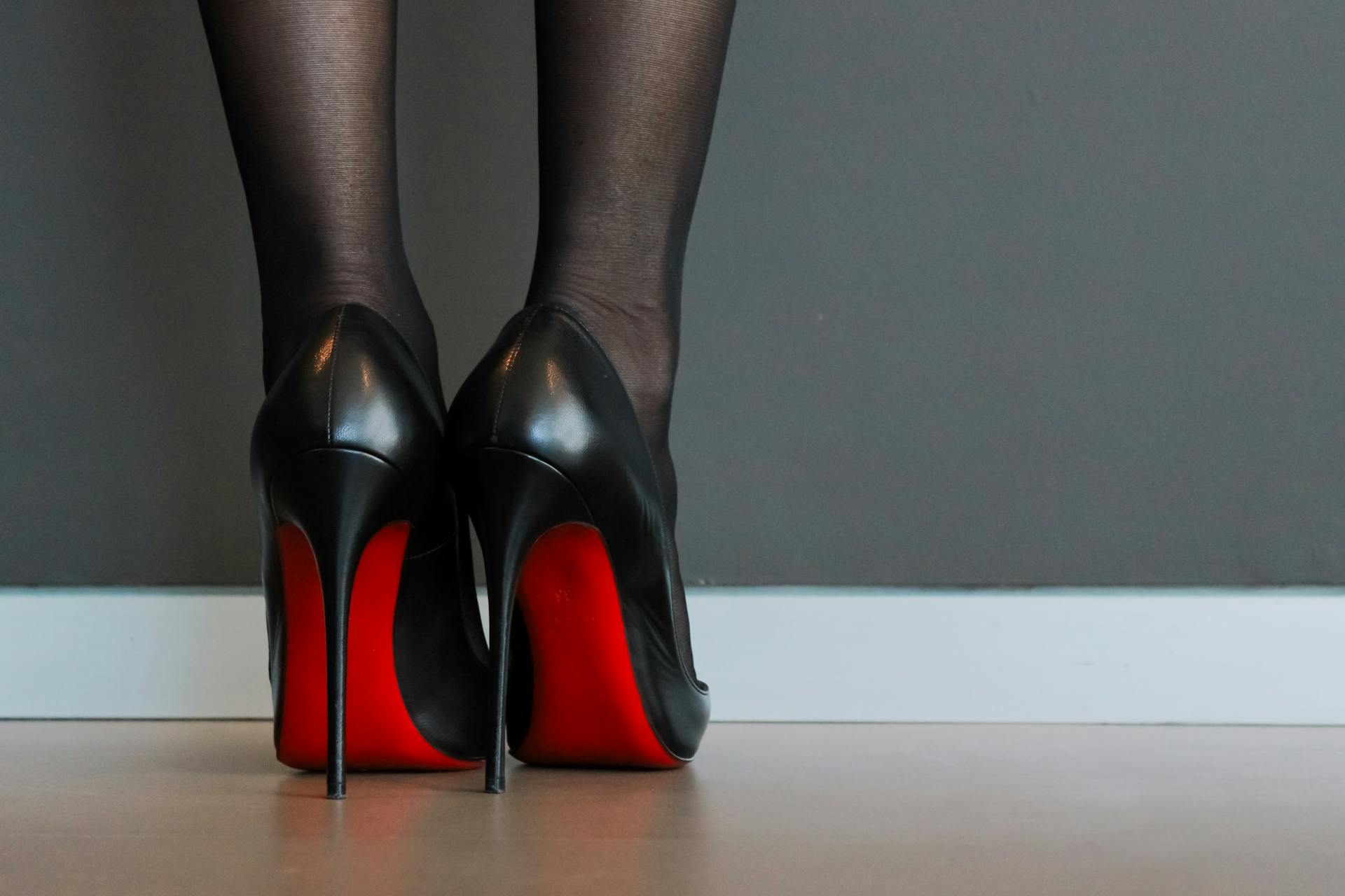 Gros plan sur une femme portant des talons hauts | Source : Pexels